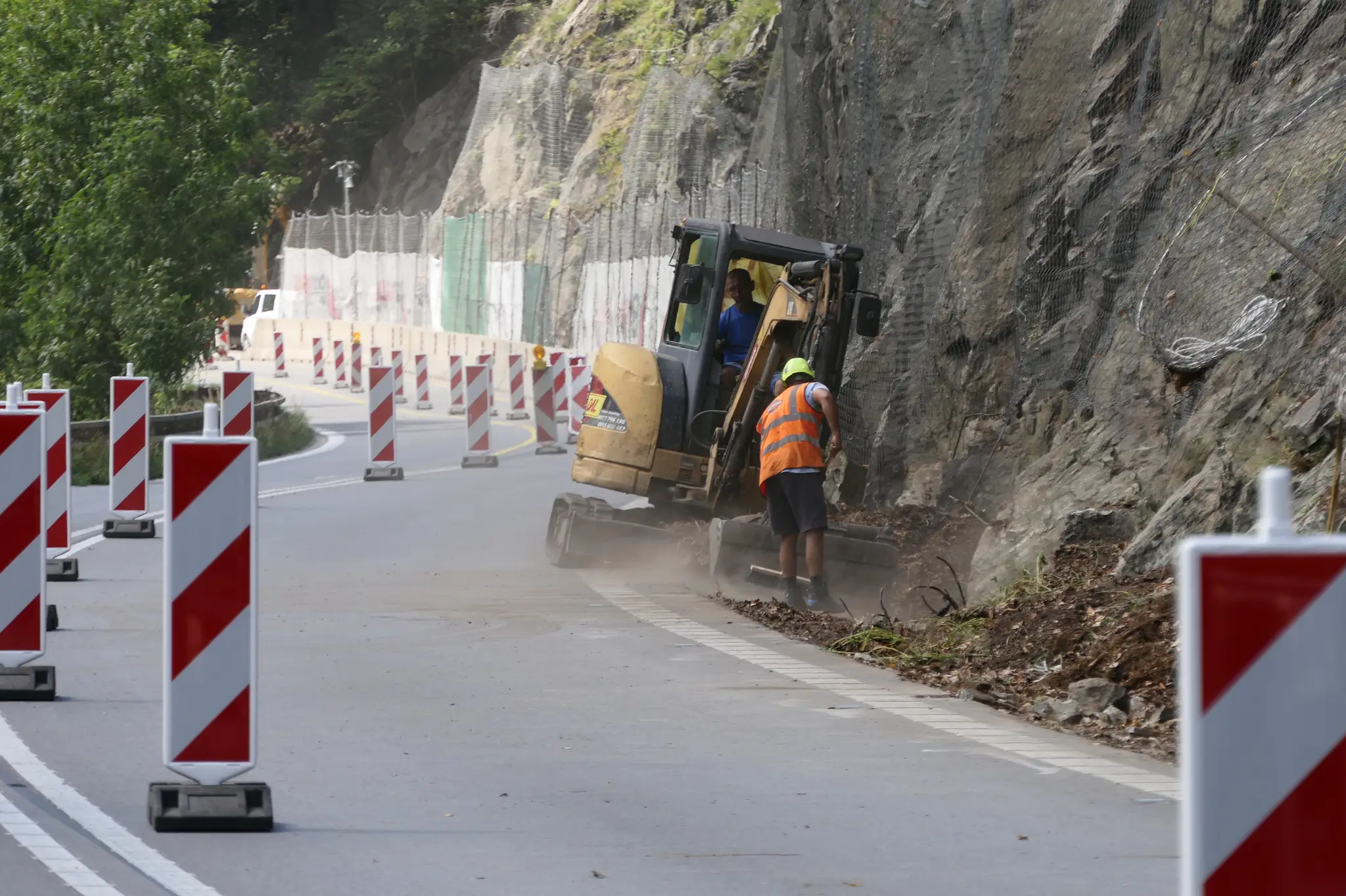 Uzavretá cesta I/18 pod Strečnom.
