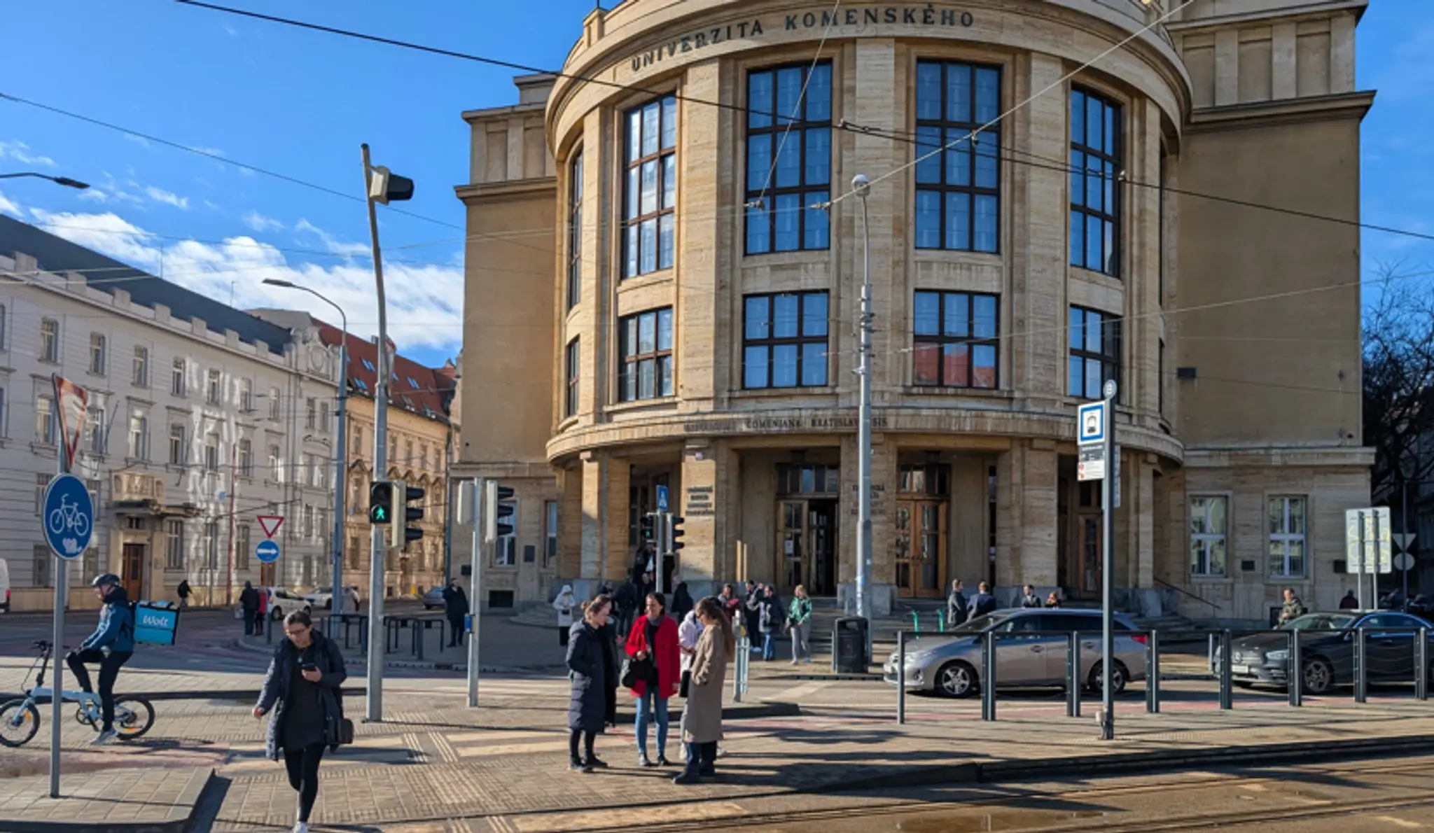 Študenti pred Univerzitou Komenského v Bratislave, ktorú evakuovali pre bombovú hrozbu.