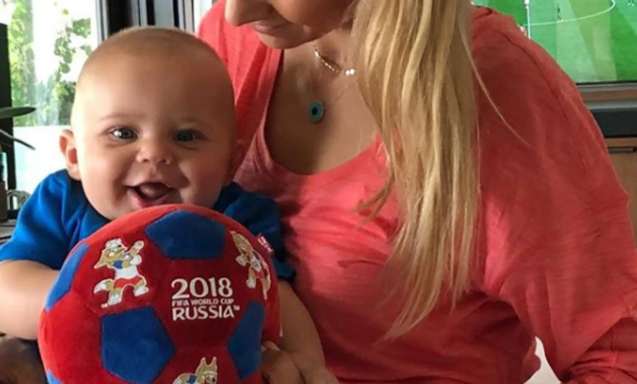 Najrozkošnejší celebritný fanúšik futbalu. Ani on nechýba na majstrovstvách