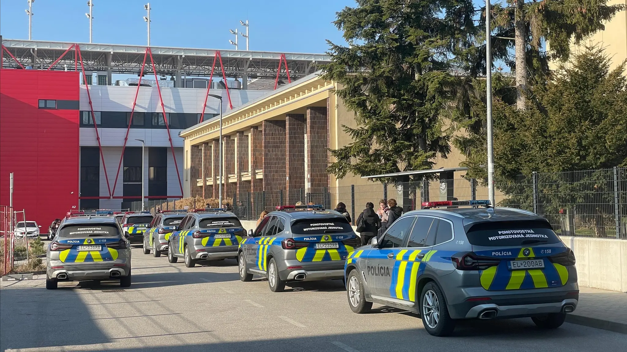 Na snímke množstvo policajných áut pred budovou Trenčianskej univerzity Alexandra Dubčeka.