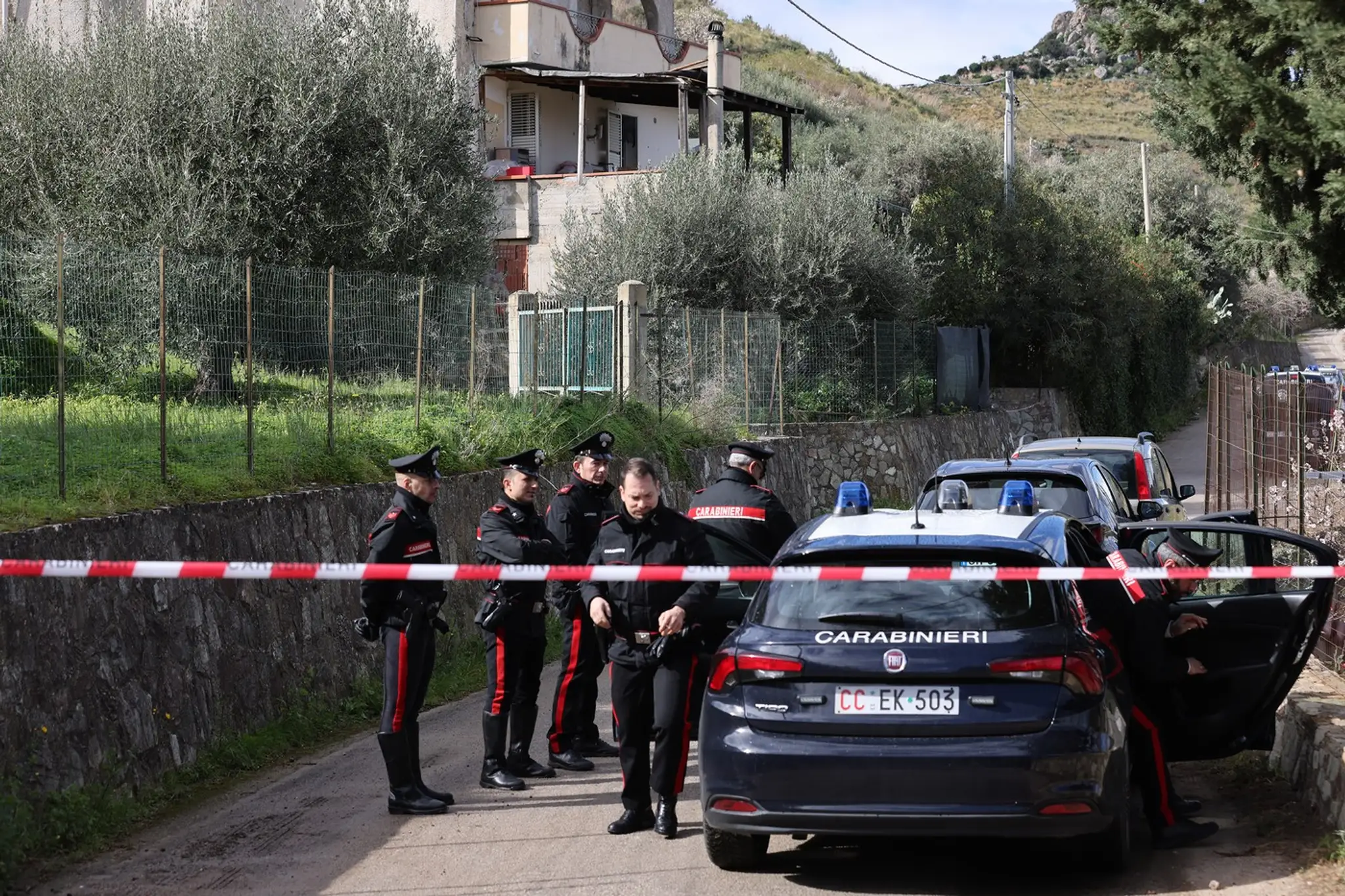 Polícia pred domom, kde muž zavraždil manželku a dvoch synov
