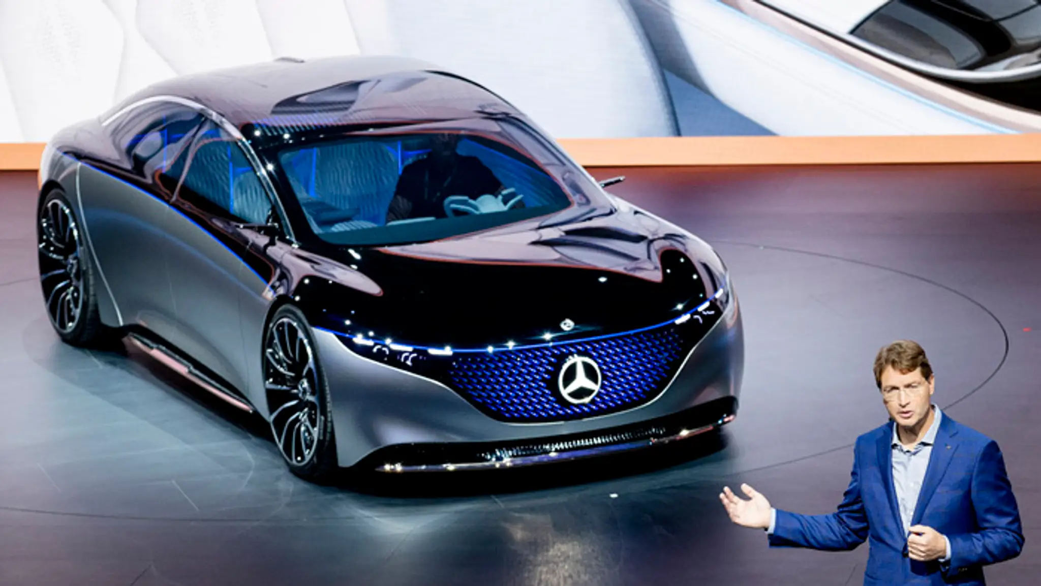 Koncept bezemisného elektrického SUV BMW Vision iNEXT predstavili na autosalone vo Frankfurte.