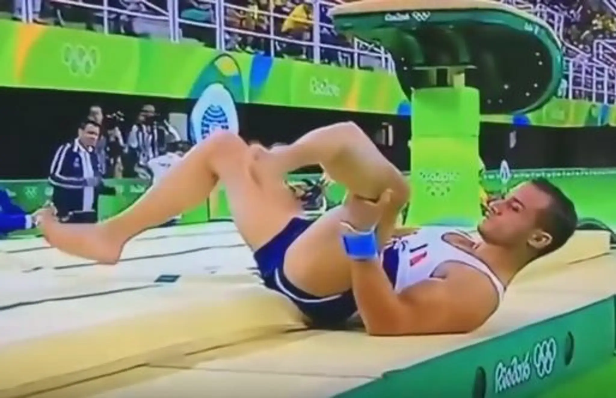 Francúzsky gymnasta Samir Ait Said počas tímovej kvalifikácie na OH v Rio de Janeiro utrpel komplikovanú zlomeninu nohy.