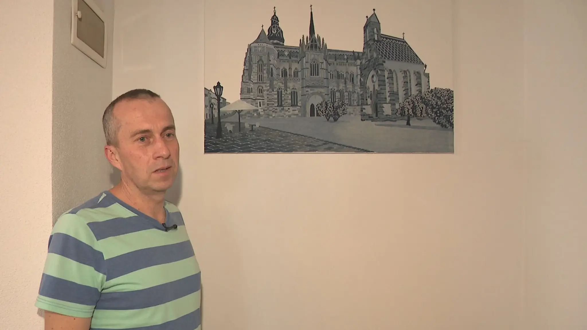Hodiny strihania a lepenia, Branislav Horváth vytvára umelecké diela zo starých riflí