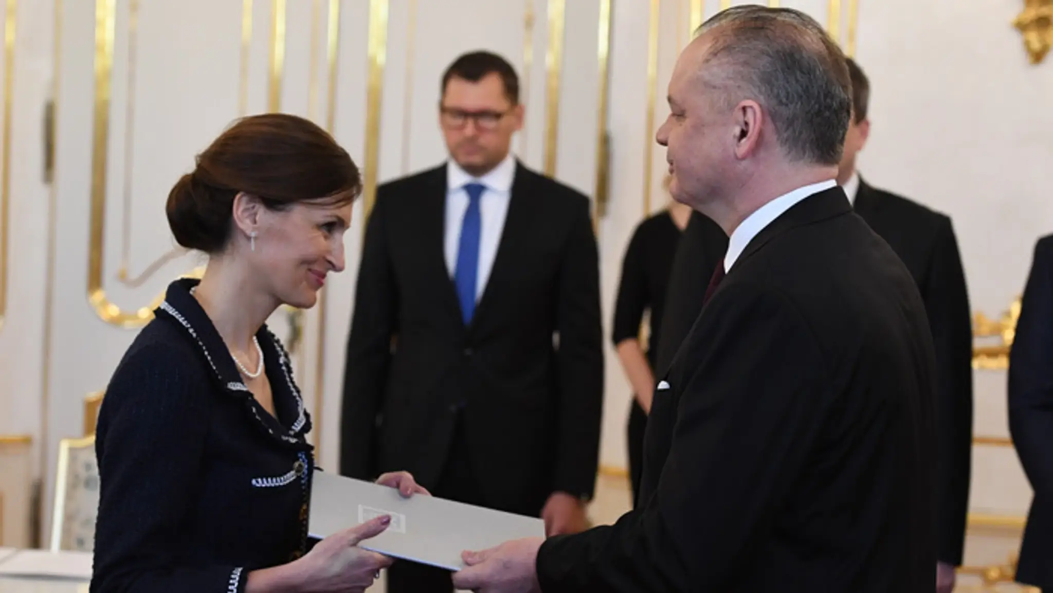 Ministerka zdravotníctva Andrea Kalavská si od prezidenta preberá menovací dekrét.