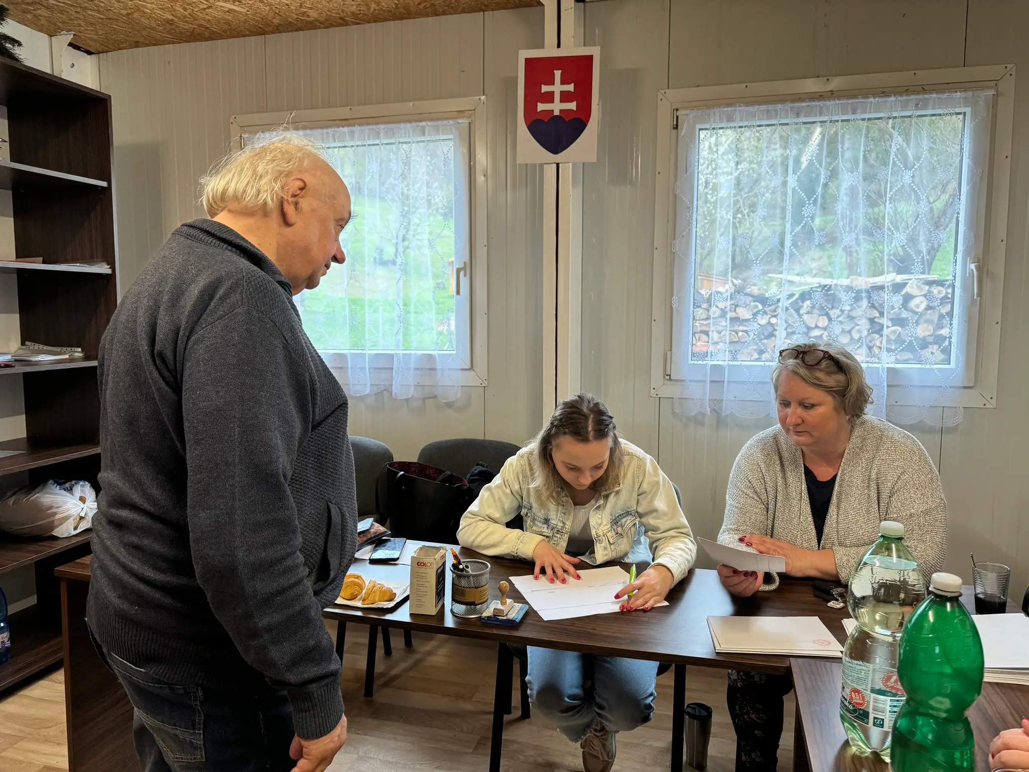 Volič Vasiľ Grešlík vo volebnej miestnosti v jednej z najmenších slovenských obcí Príkra v okrese Svidník.