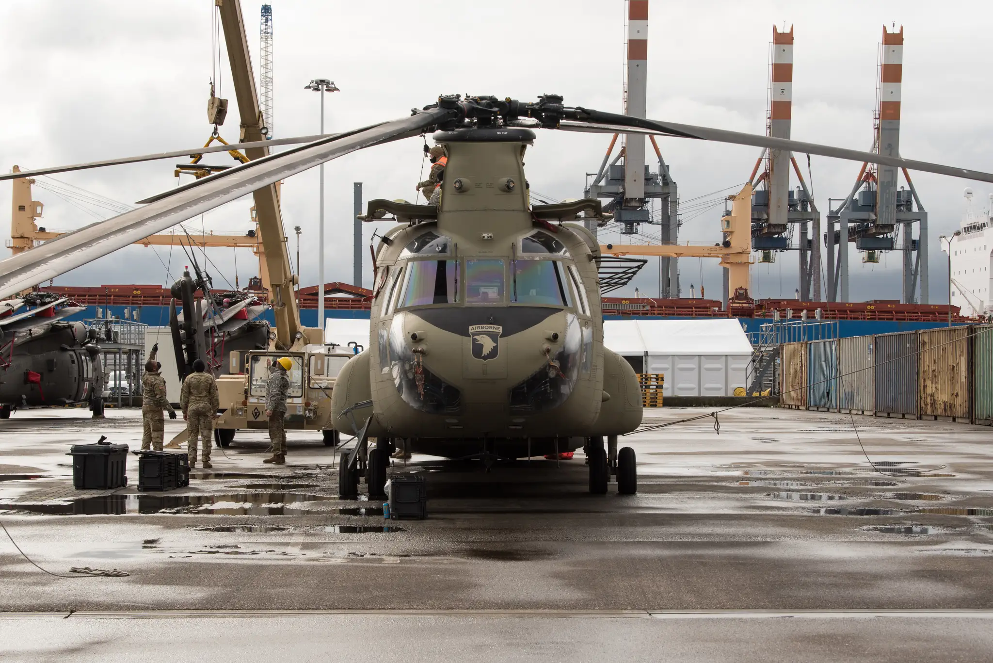 Americký vrtuľník Boeing CH-47 Chinook v prístave Rotterdam