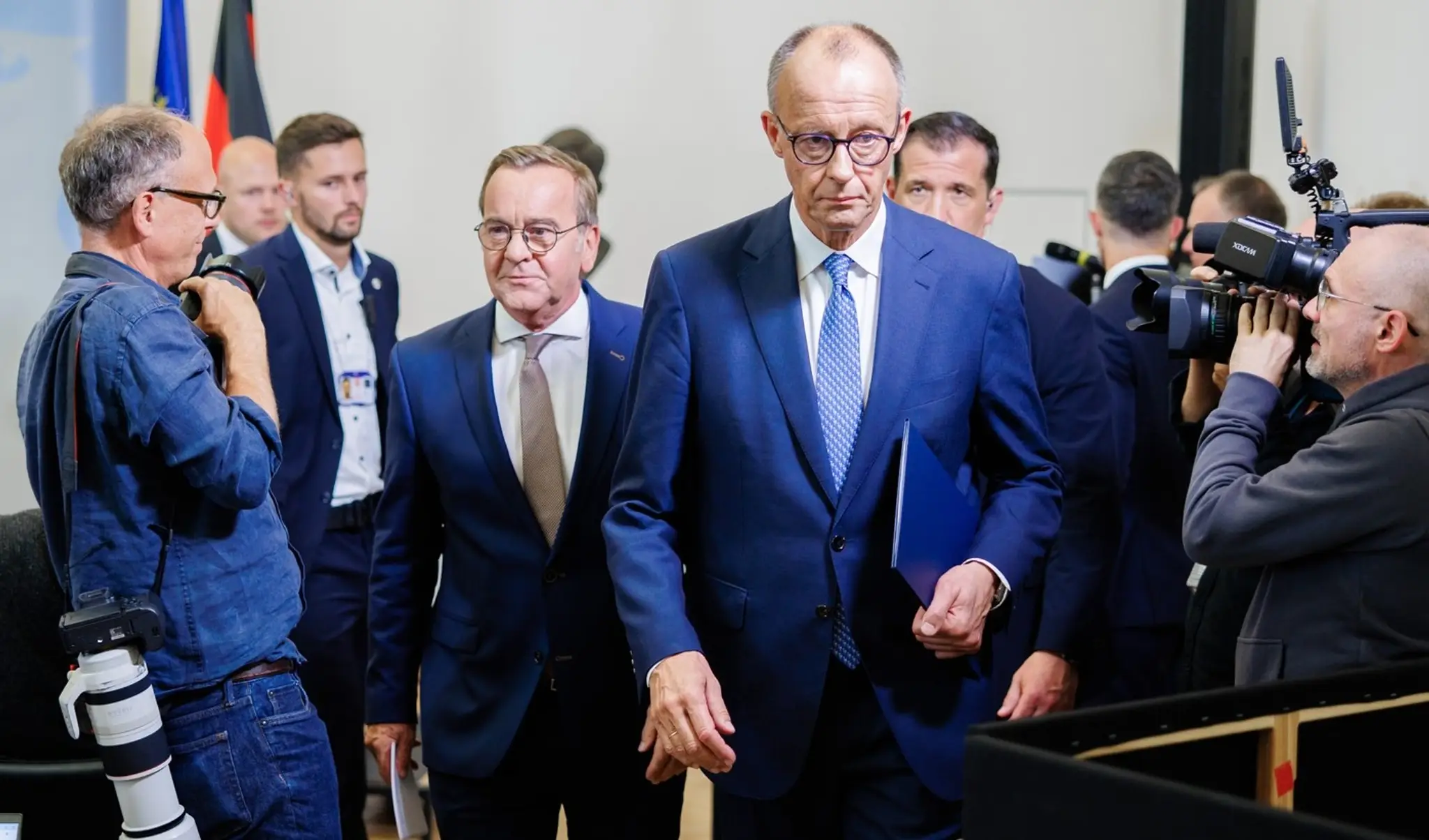 Nemecký minister obrany Boris Pistorius a nemecký kancelár Friedrich Merz.