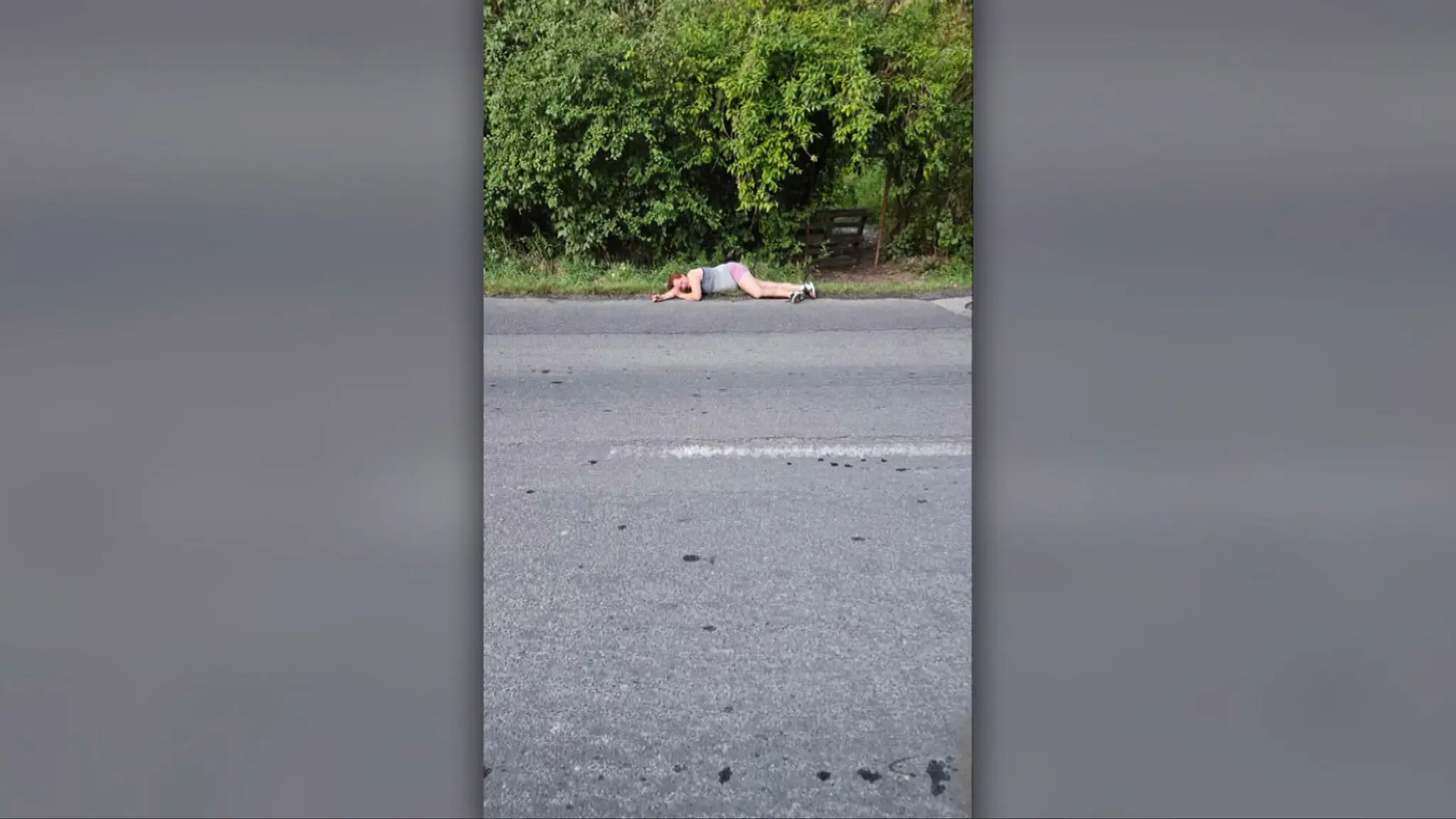 Žena ležiaca na ceste v obci Zálesie