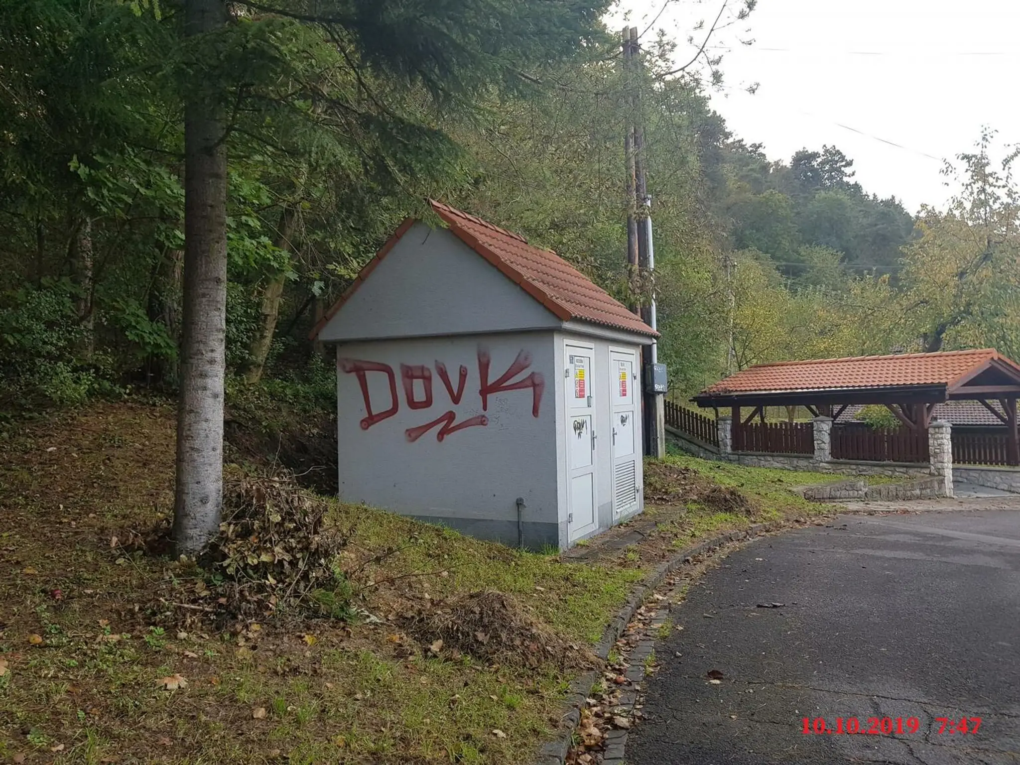 Odkaz od sprejera na stene na Sliači.