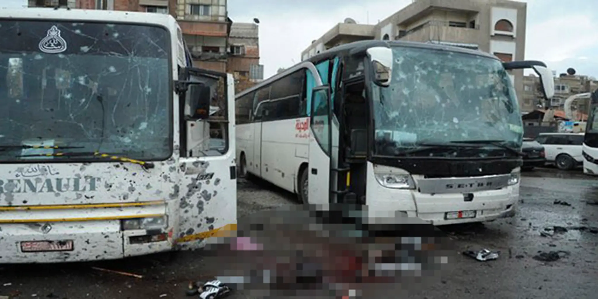 Krvou posiate ulice a zničené autobusy na mieste dvoch bombových útokov v sýrskom Damasku.