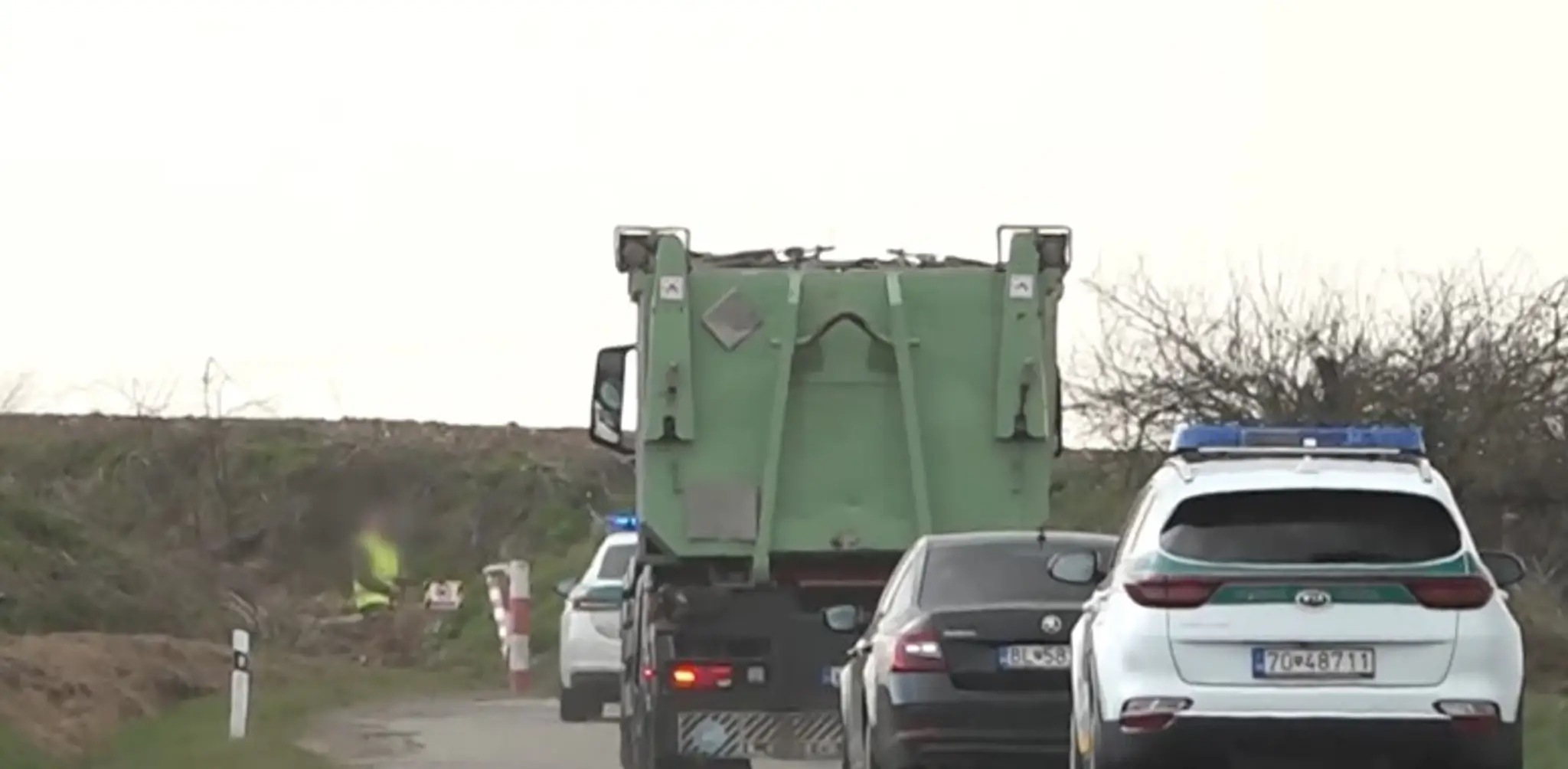 Vo vojenskom areáli za Levicami zakopávajú mŕtve zvieratá.