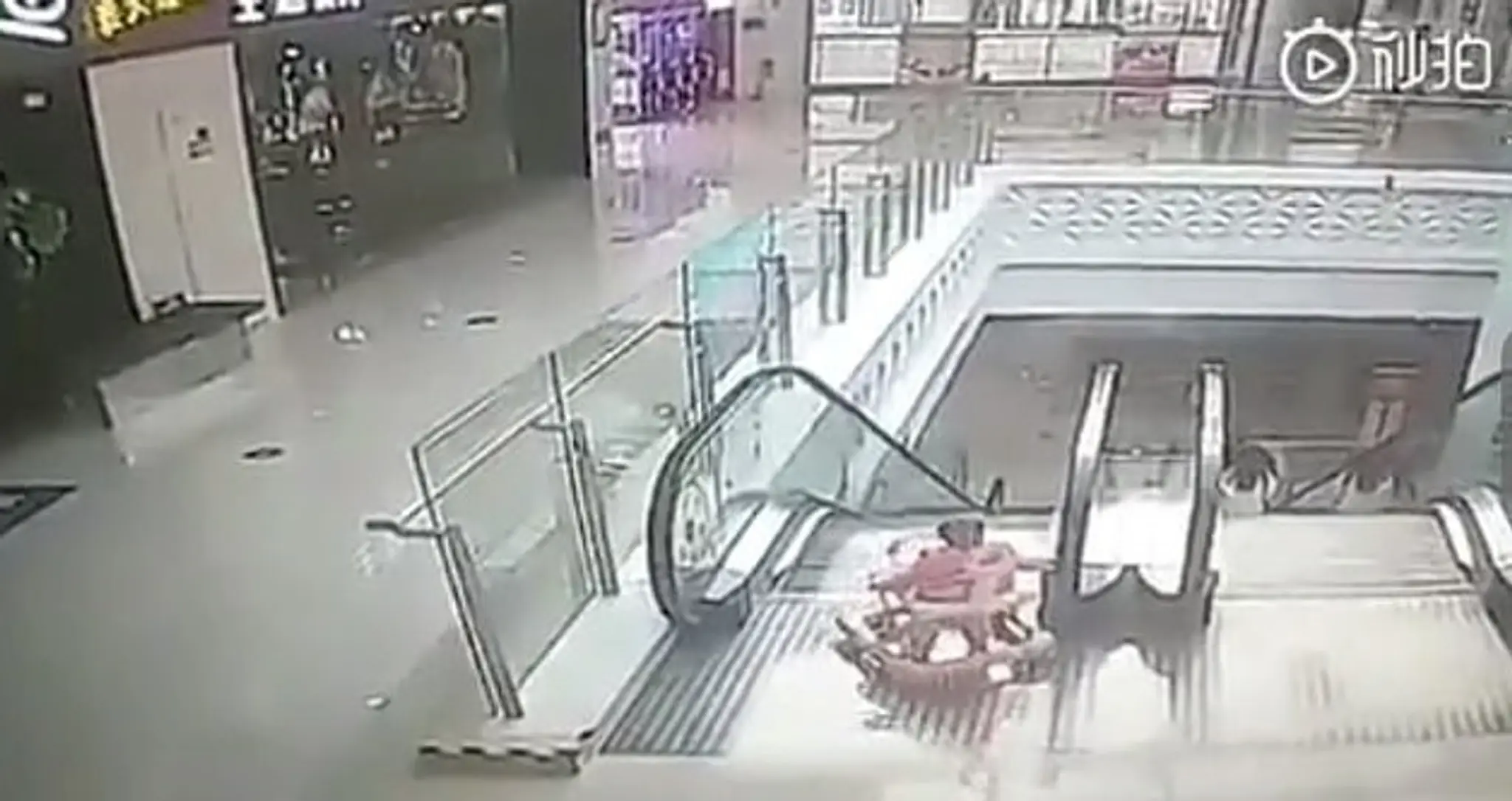 Dojča na eskalátore v čínskom nákupnom centre