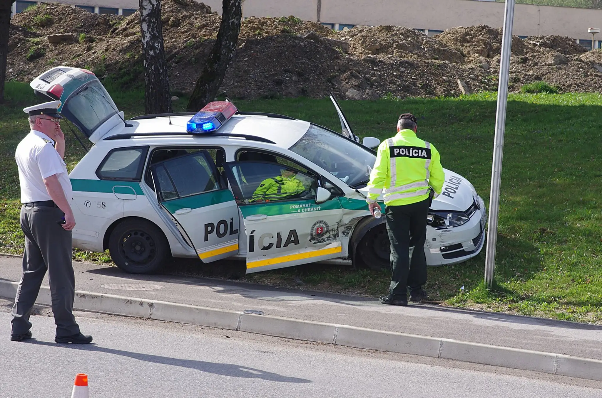Mladá vodička na BMW nabúrala do policajtov