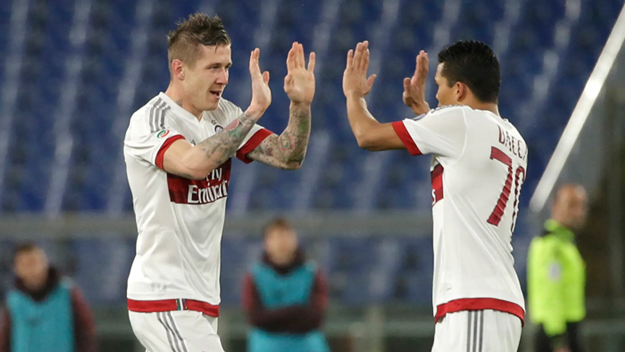 Juraj Kucka sa teší po strelení premiérového gólu za AC Miláno so spoluhráčom Carlosom Baccaom.