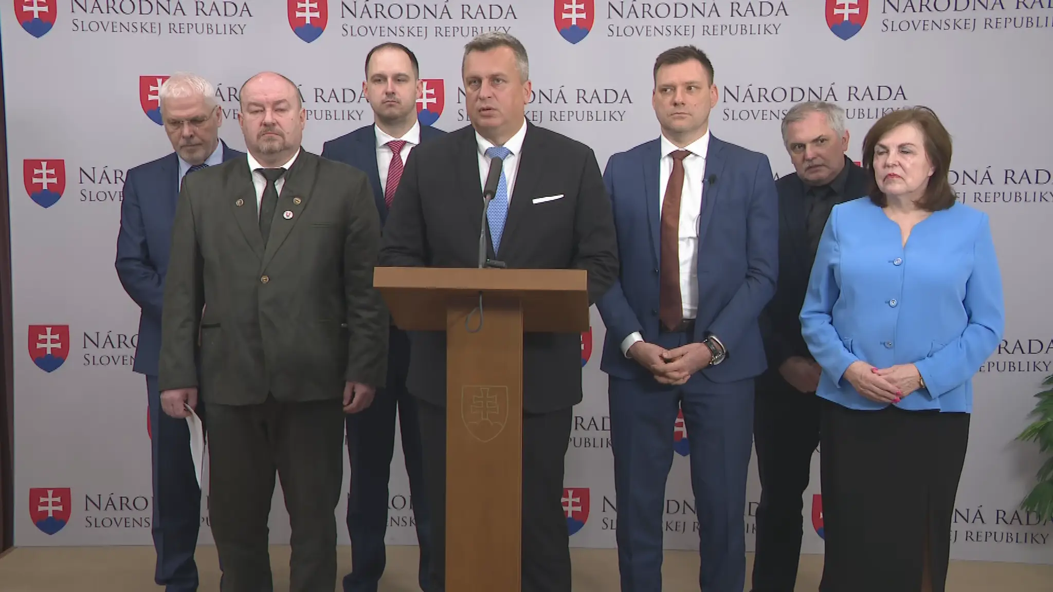 Andrej Danko, Tomáš Taraba, Rudolf Huliak a členovia SNS informujú o zákone o medveďoch.