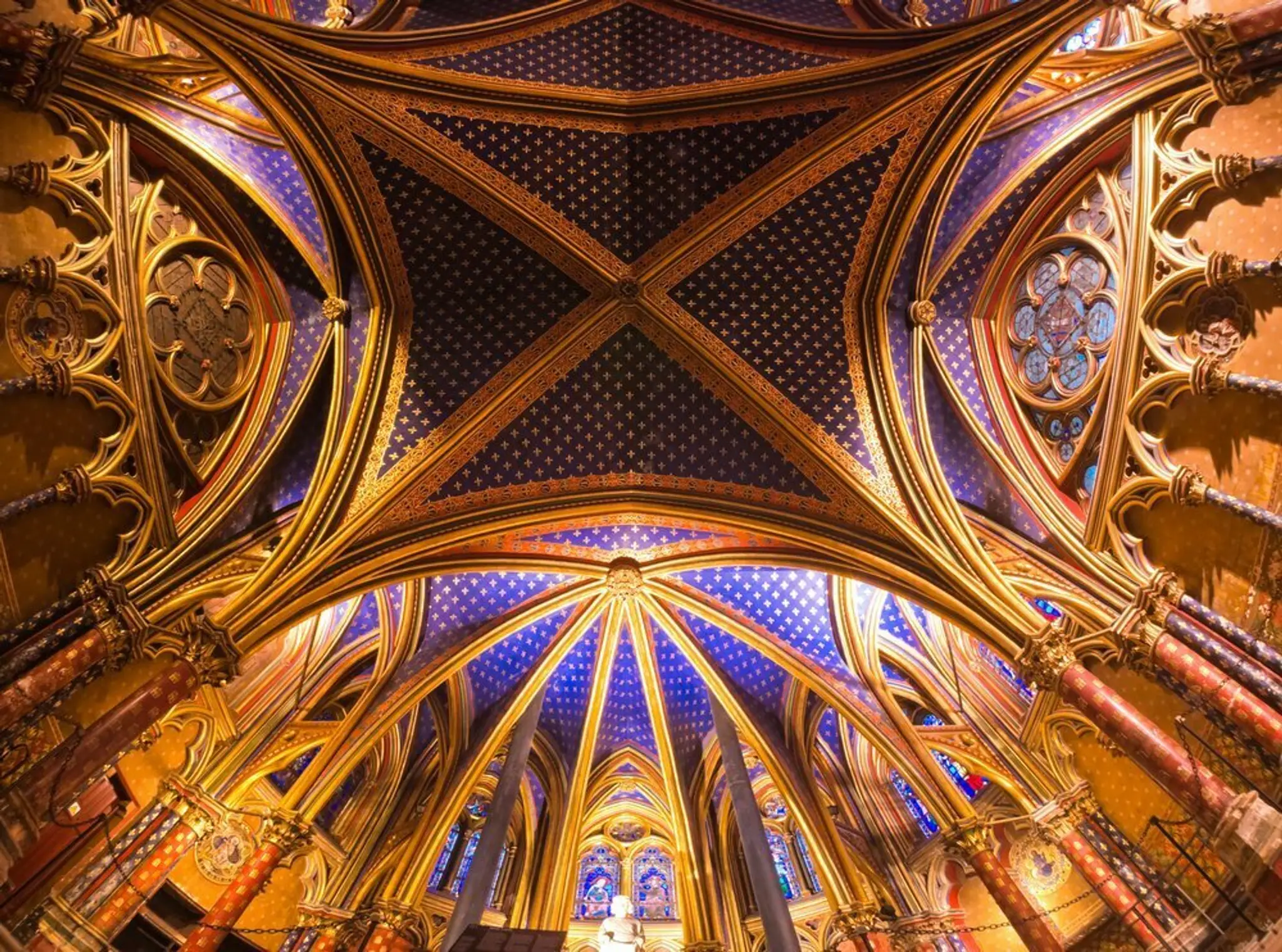 Interiér katedrály Notre Dame