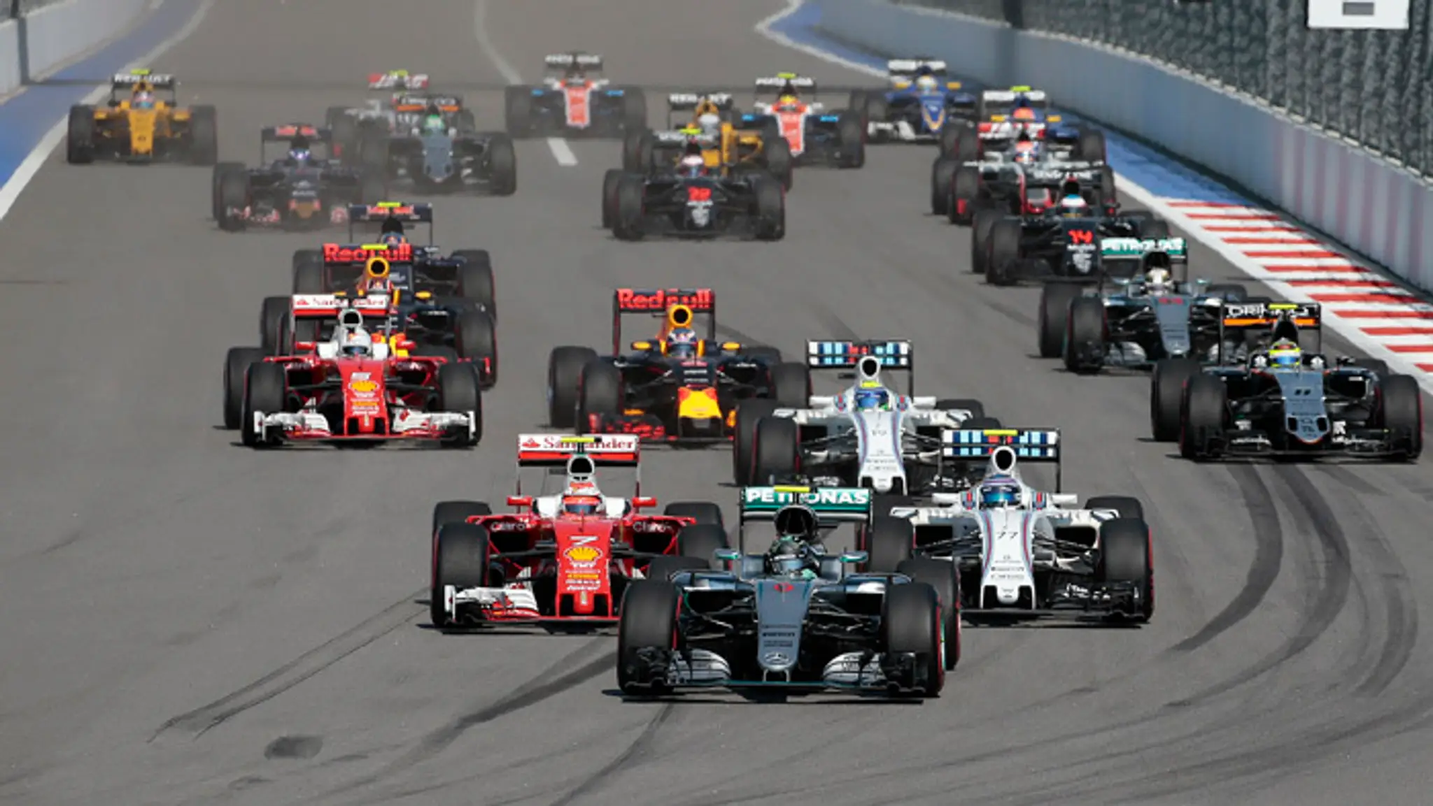 Nemecký jazdec F1 na Mercedese Nico Rosberg vedie po štarte pretekov VC Ruska v Soči.