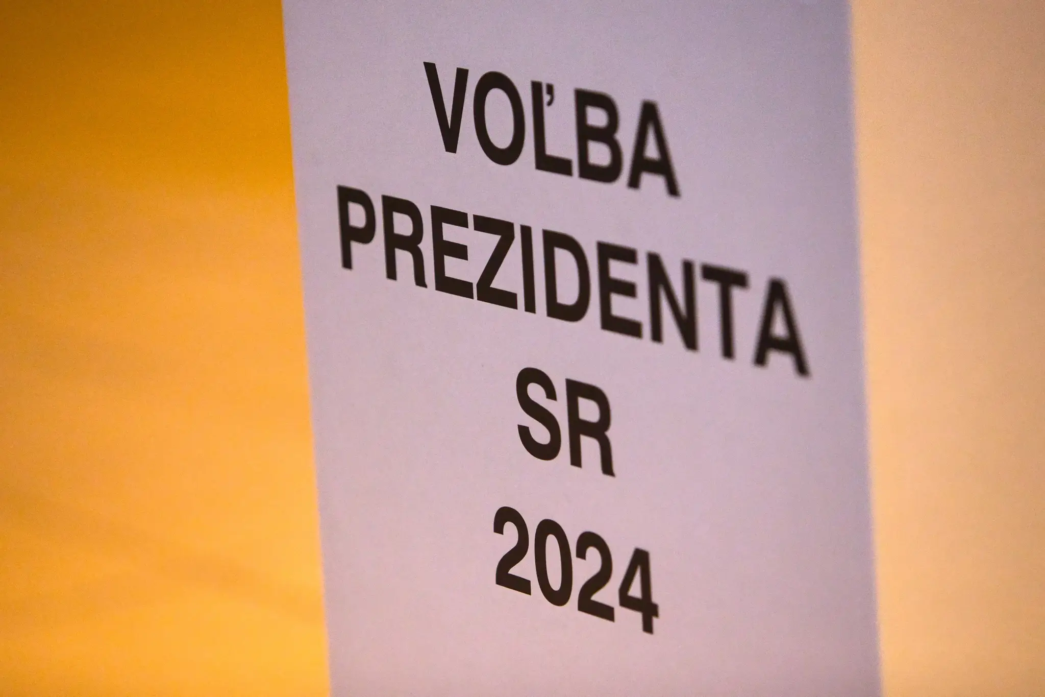 Volebná schránka vo volebnej miestnosti v budove železničnej stanice v meste Krásno nad Kysucou.