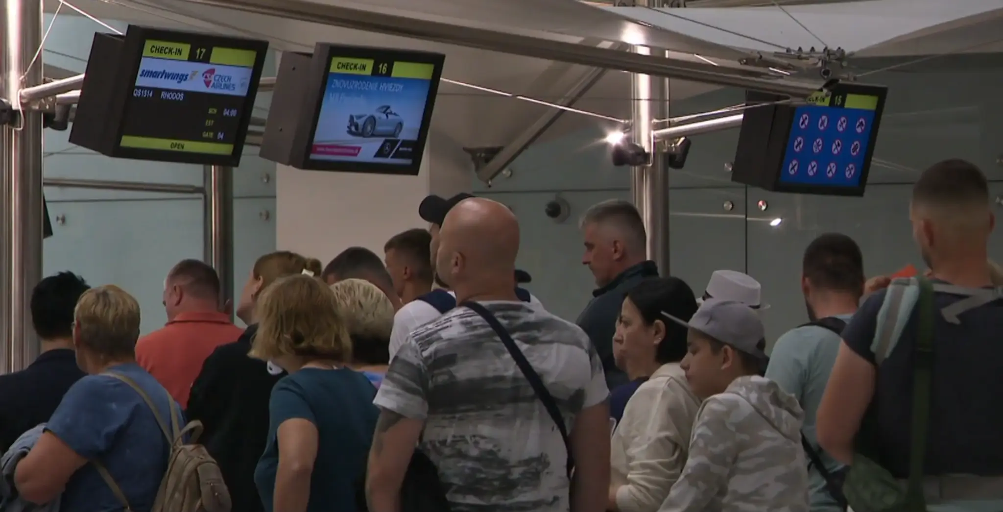 Dovolenkári čakajúci na bratislavskom letisku.