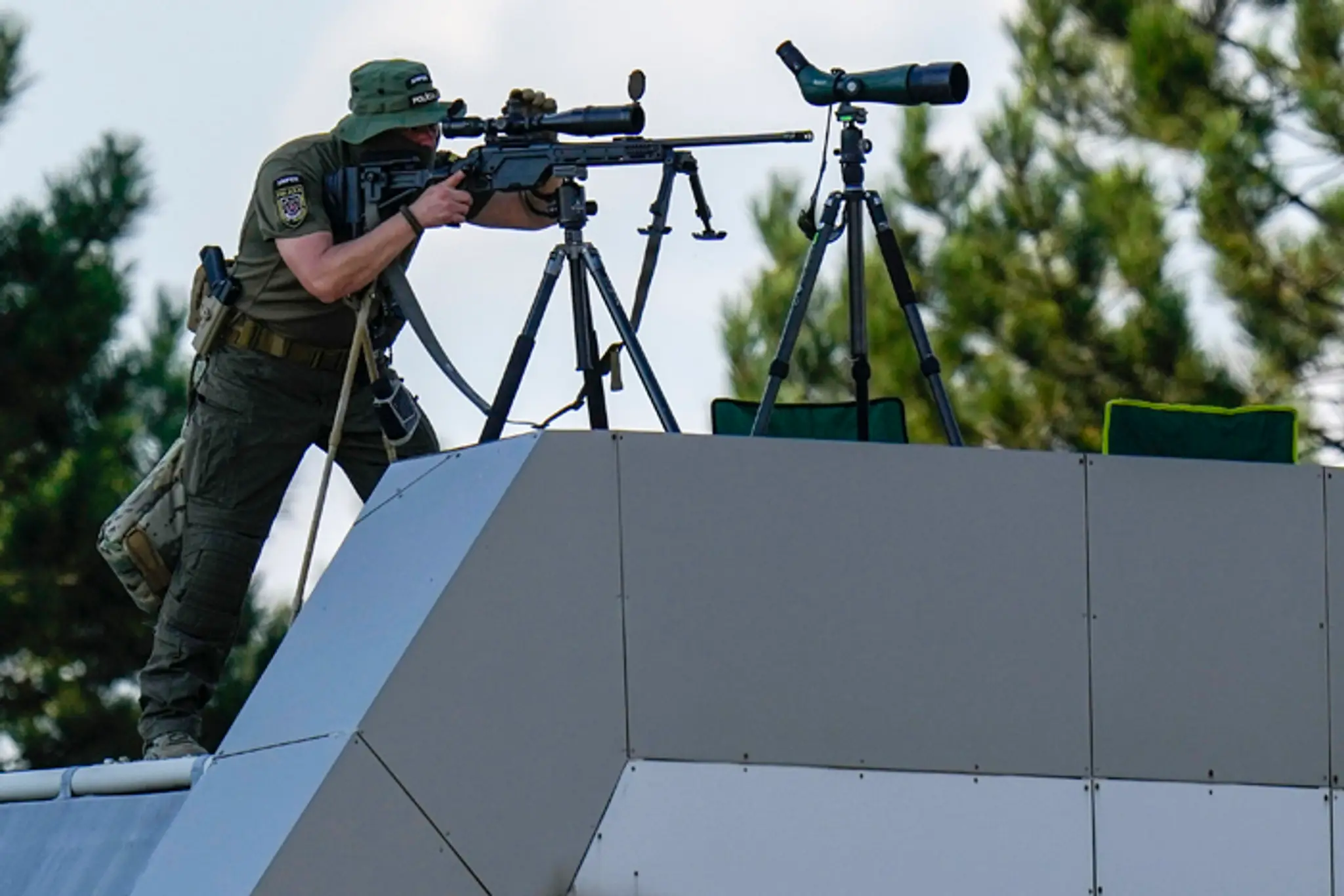 Sniper počas príletu pápeža Františka.
