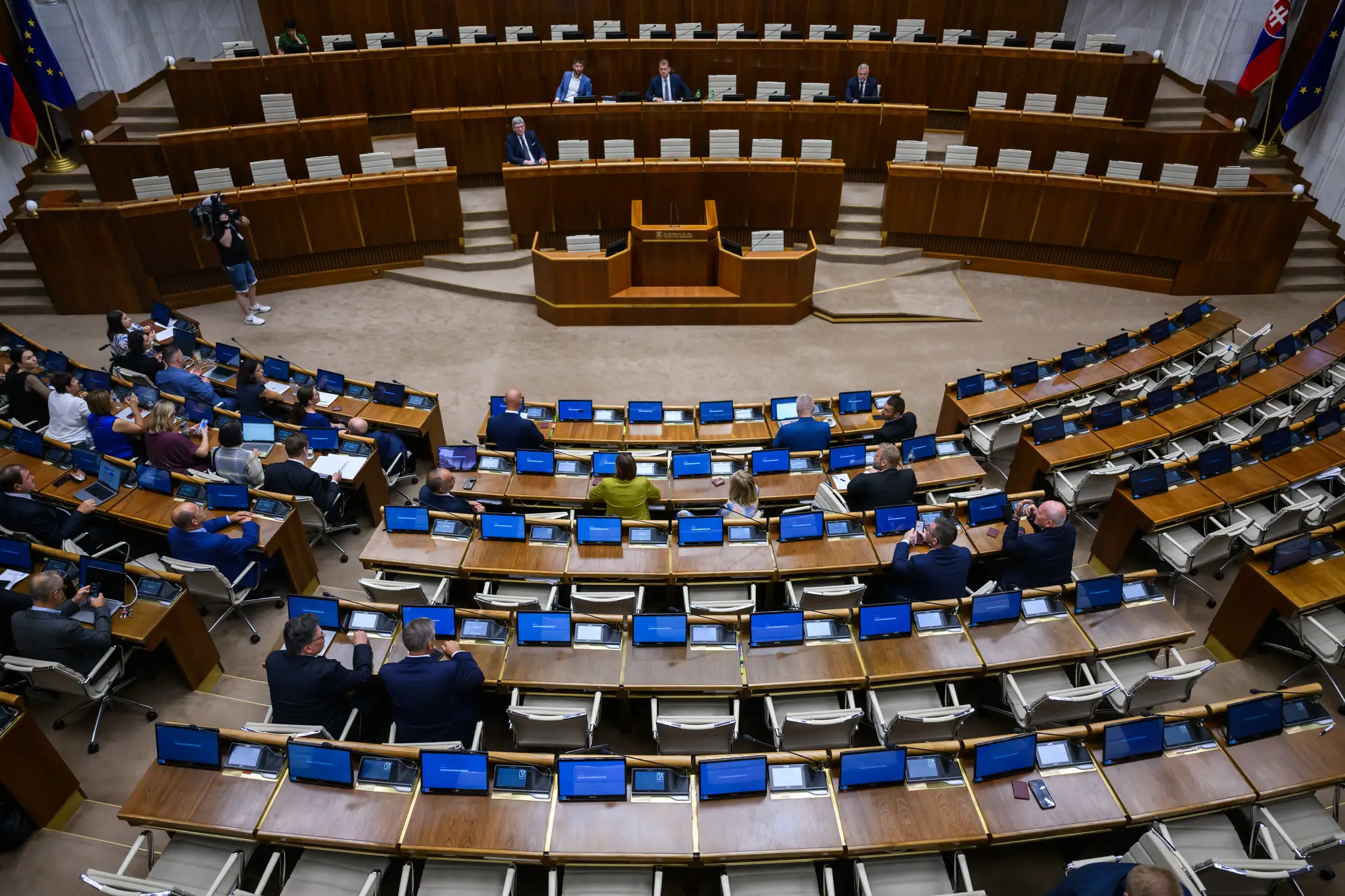 Na snímke pokus o otvorenie schôdze NRSR o odvolávaní ministra spravodlivosti Borisa Suska.