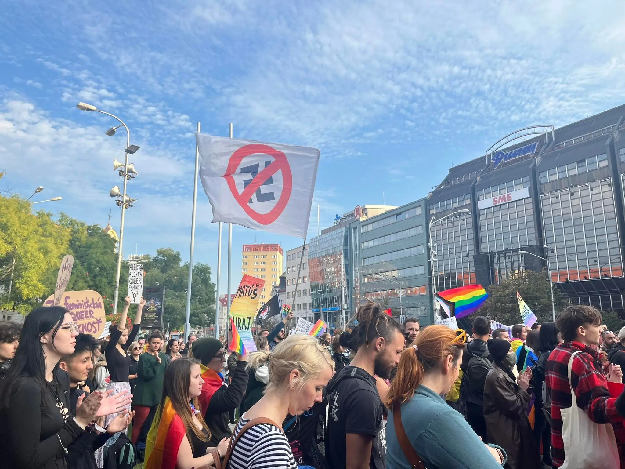 Pochod Zostávame v uliciach.