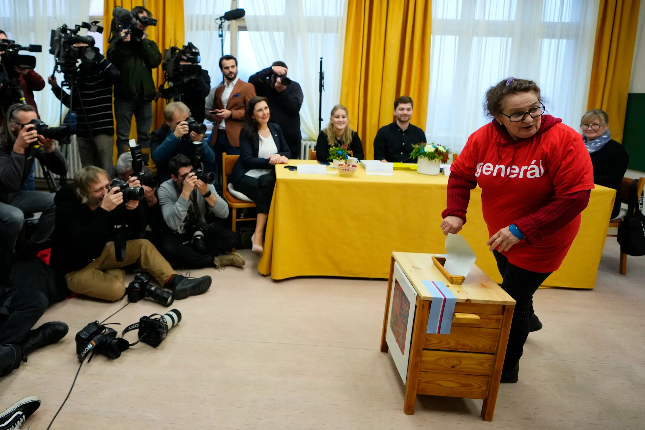 Volička vkladá hlasovací lístok do volebnej schránky počas druhého kola prezidentských volieb vo volebnej miestnosti v českej obci Černouček