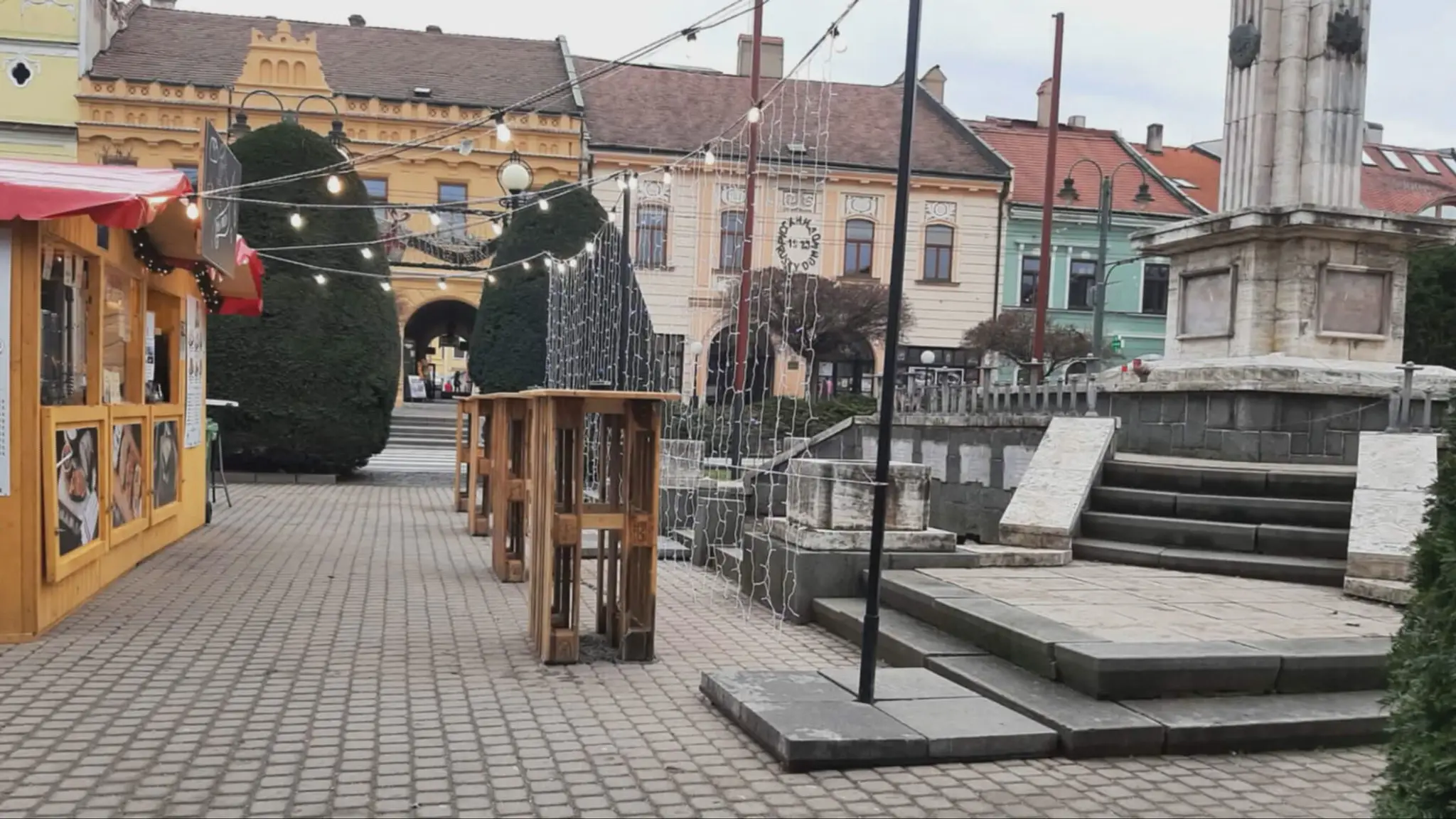 Vianočné trhy pri pamätníku osloboditeľov