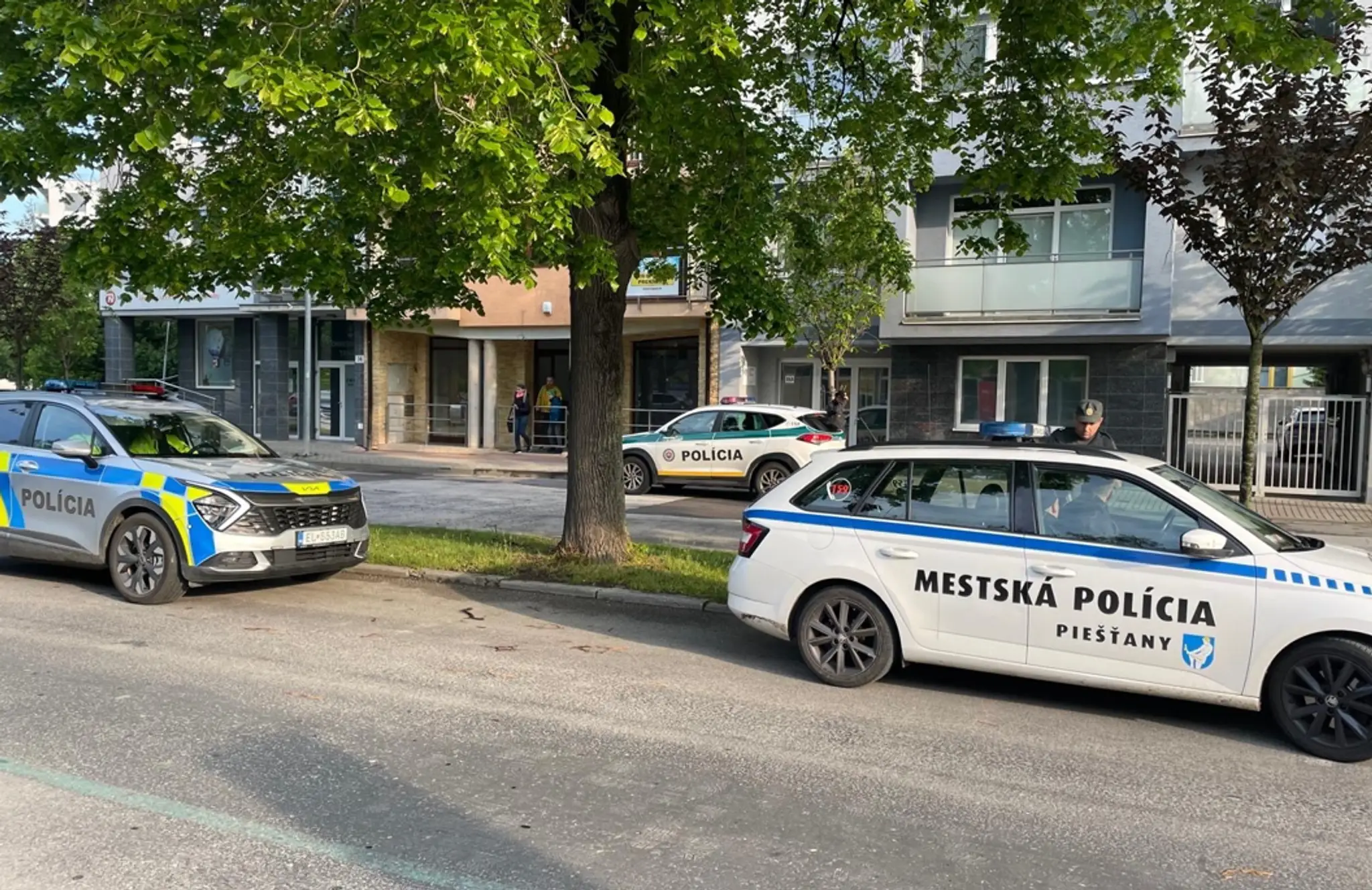 Polícia v Piešťanoch počas procesu s Mikulášom Černákom.