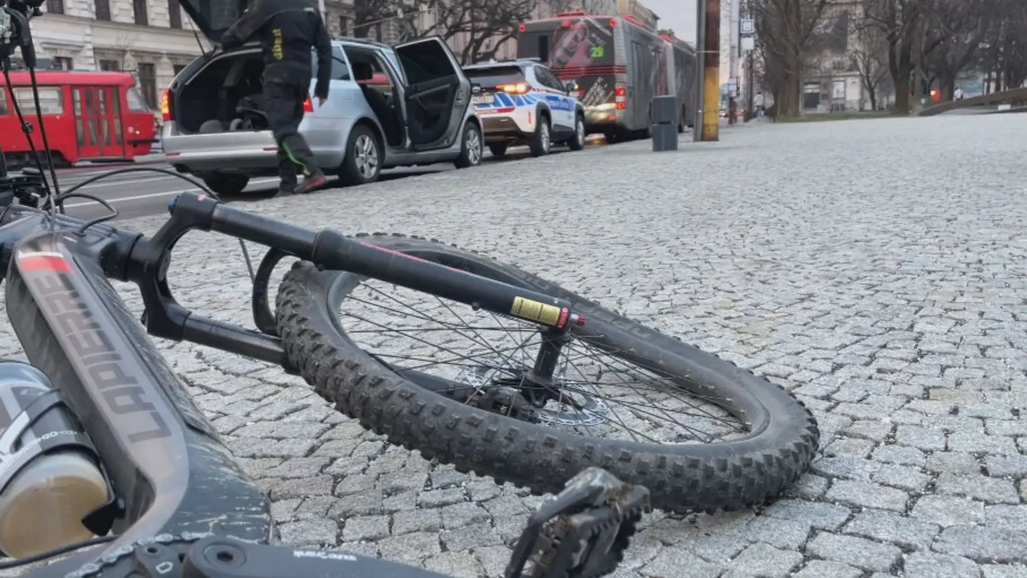 Autobus na Vajanského nábreží nabral cyklistu.