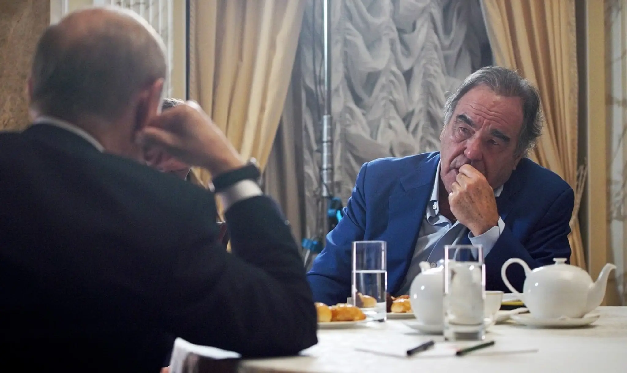 Americký režisér Oliver Stone počas rozhovoru s ruským prezidentom Vladimirom Putinom v roku 2014.