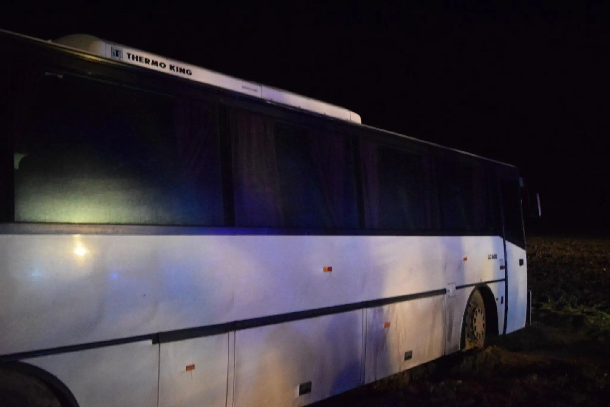 Vypadnutá tyč zasiahla vodiča autobusu.