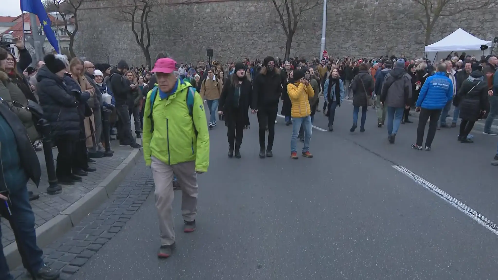 Ľudia húfne prichádzali na protest.