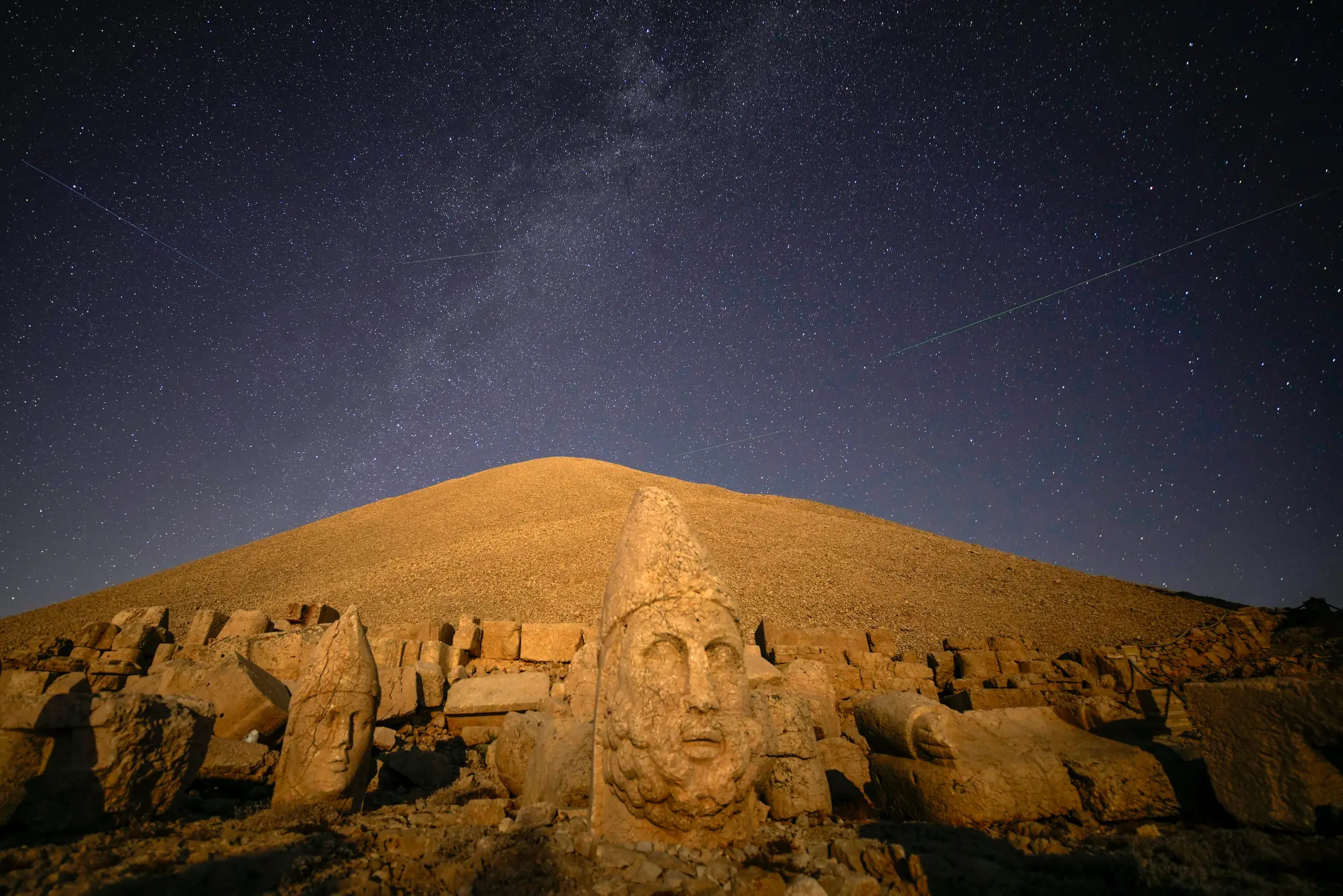 Pozorovanie meteorického roja Perzeíd na vrchu Nemrut Dag v Turecku.