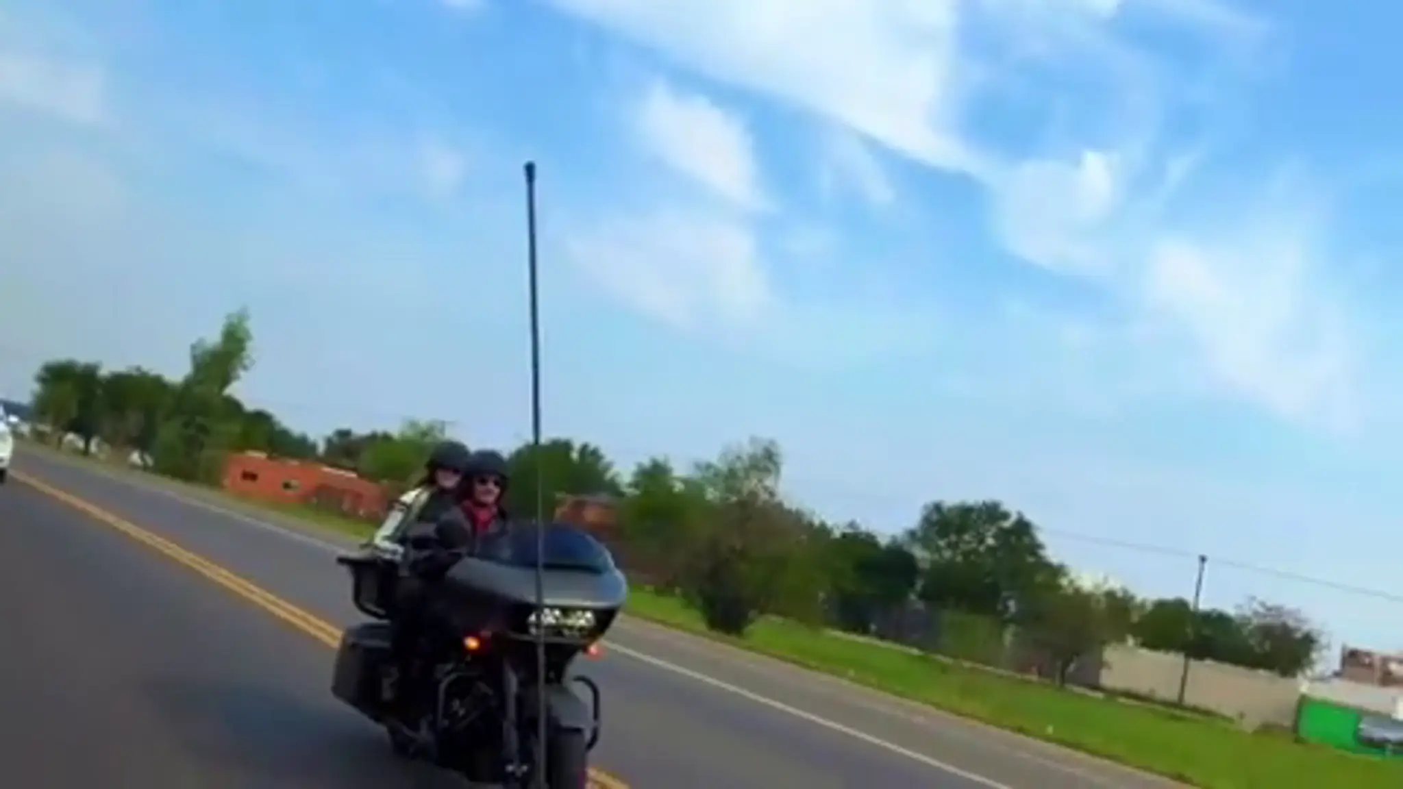 Mario Cimarro a Bronislava Gregušová na motorke v Paraguaji