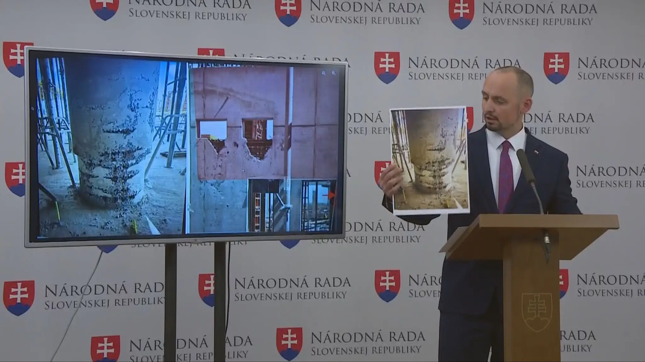 František Majerský na tlačovej konferencii ukázal fotografie stĺpov prešovskej nemocnice