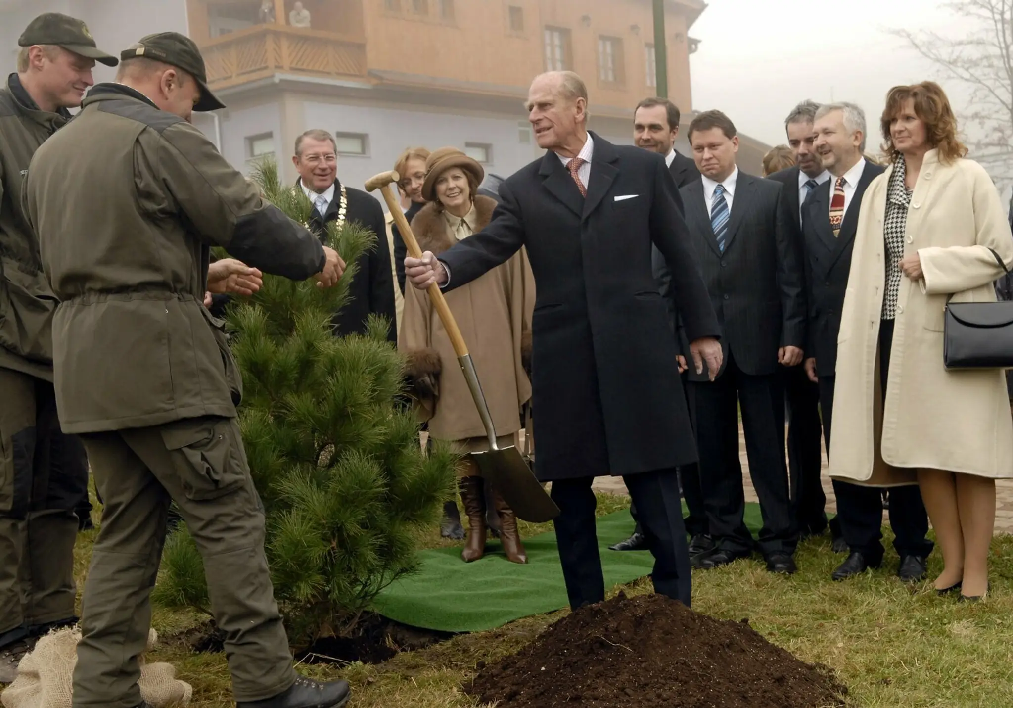 Na snímke uprostred princ Philip sadí borovice v Starom Smokovci 24.októbra 2008