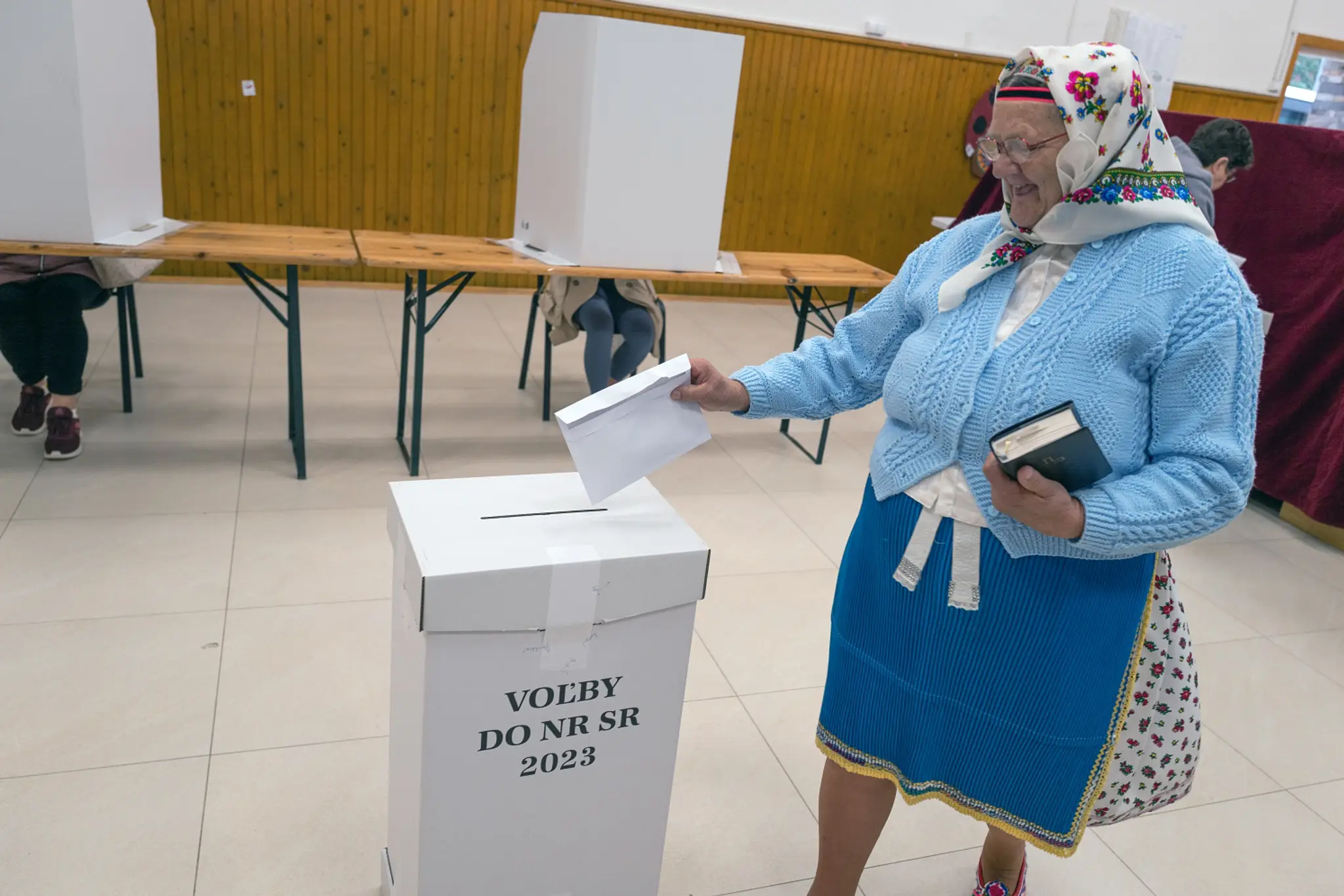 Staršia obyvateľka volí v kroji vo volebnej miestnosti v predčasných parlamentných voľbách v obci Lendak.