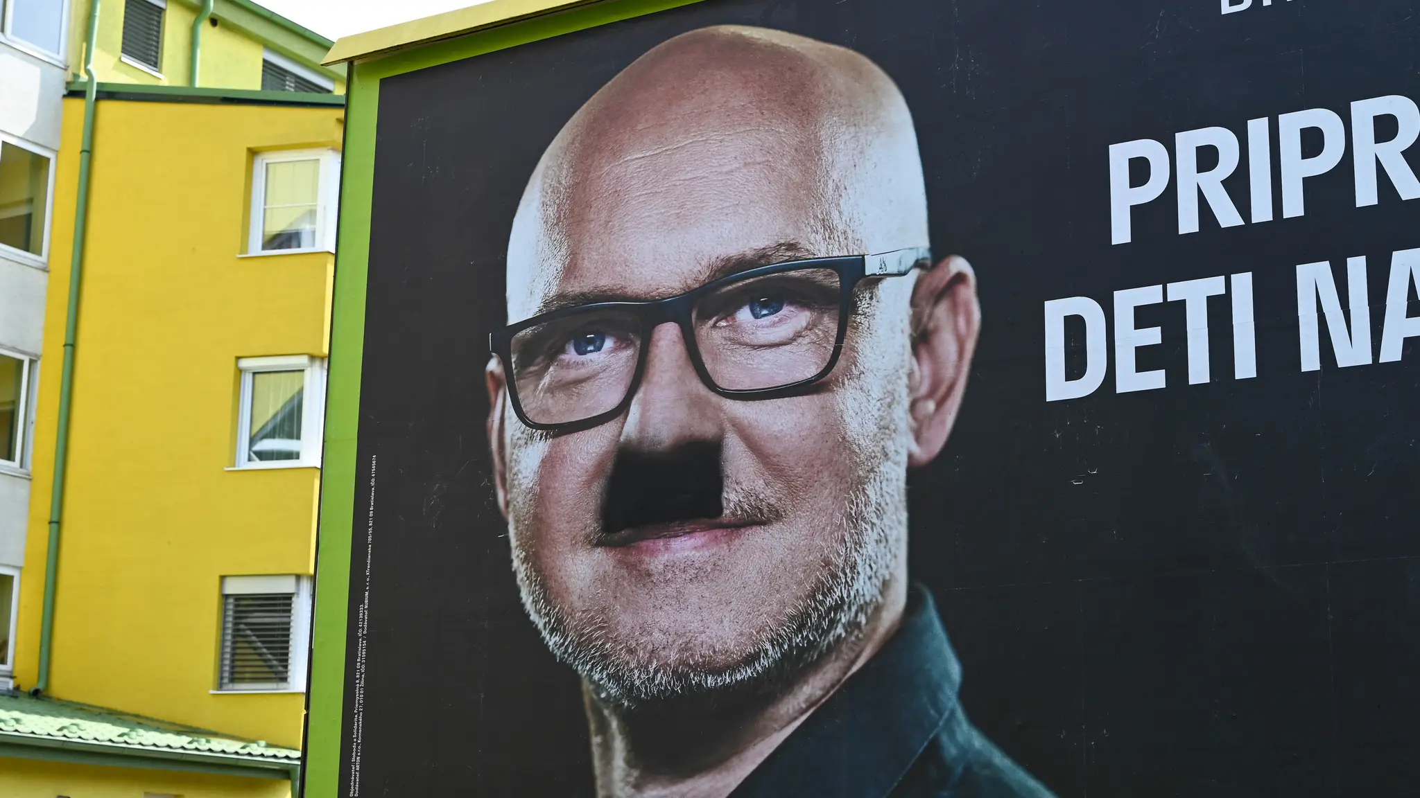 Pokreslené bilbordy hnutia OĽANO, SaS a Demokratov