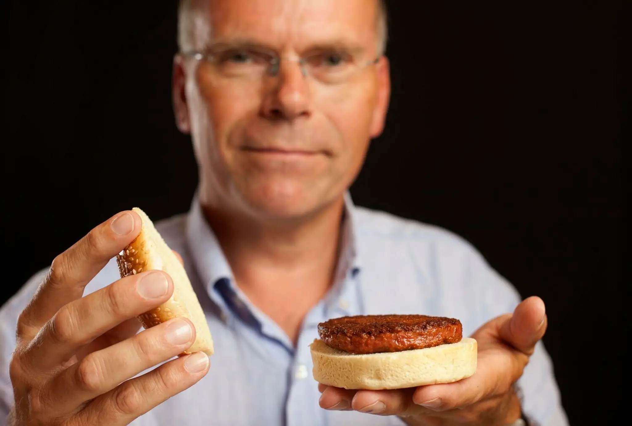 Mark Post so svojim hamburgerom z kultivovaneho masa.