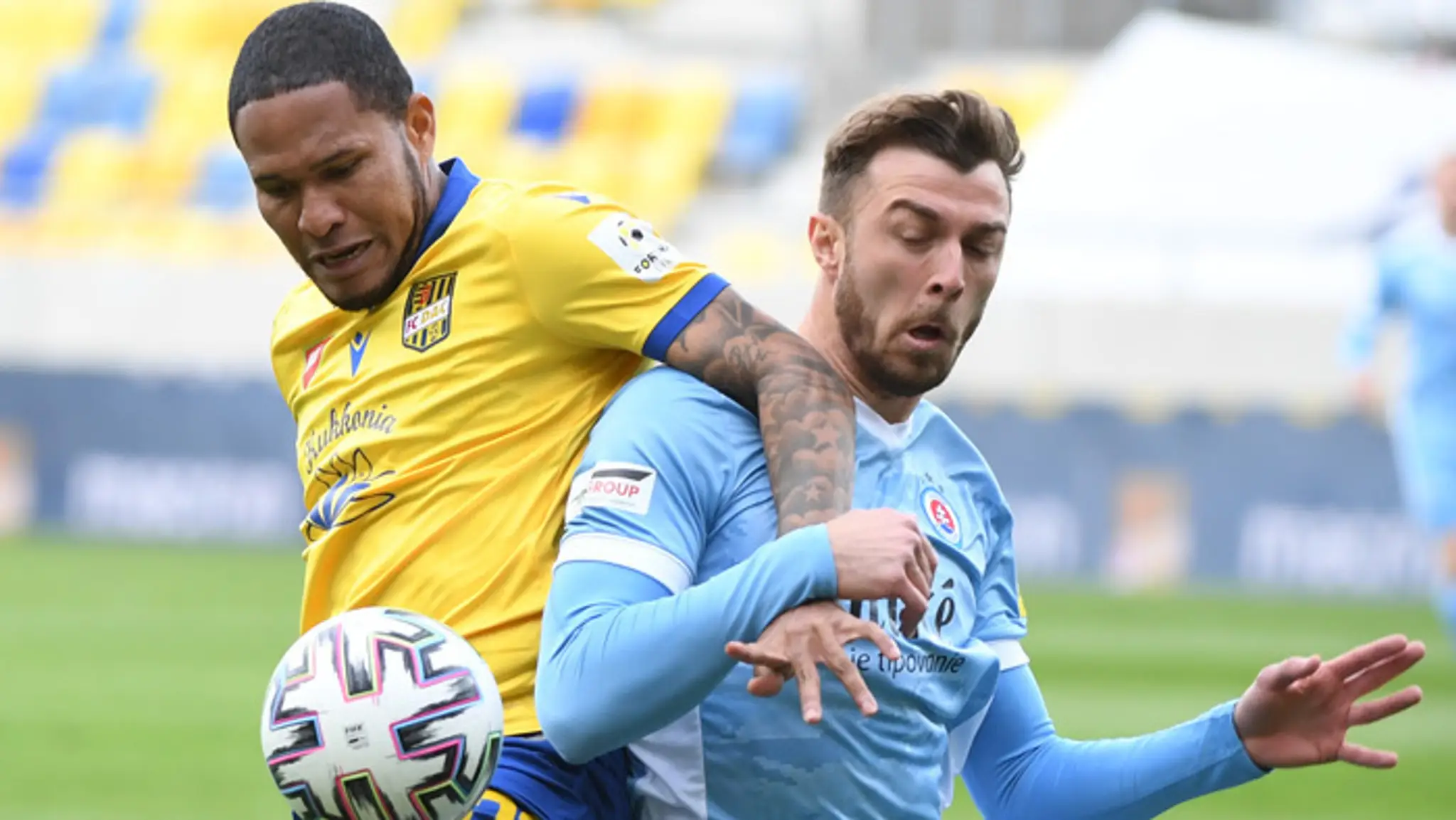 Futbalista Slovana Aleksandar Čavrič a vľavo hráč DAC-u Eric Javier Davis Grajales.