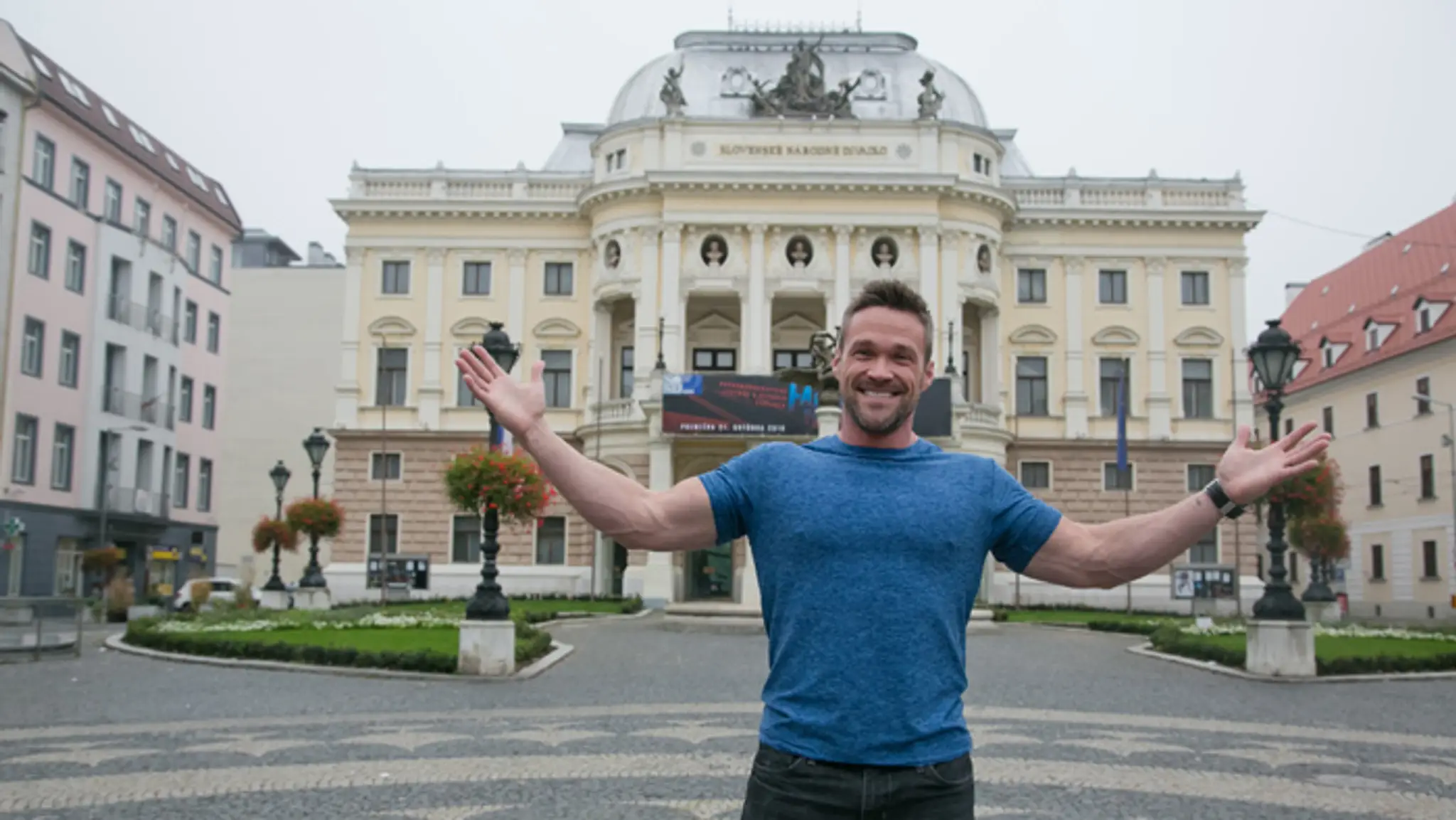 Chris Powell pred Slovenským národným divadlom