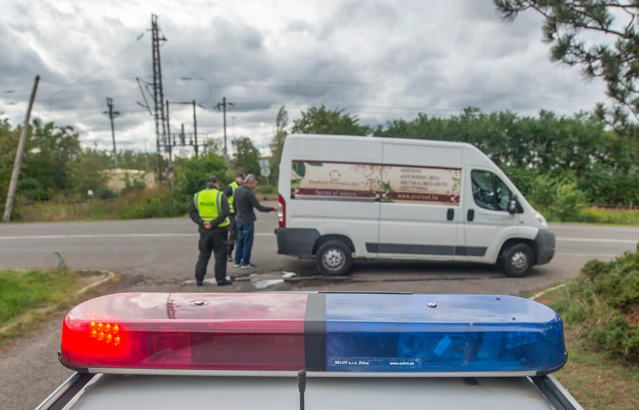Policajná kontrola na diaľničnom hraničnom priechode Bratislava – Čunovo a Rajka medzi Slovenskom a Maďarskom.