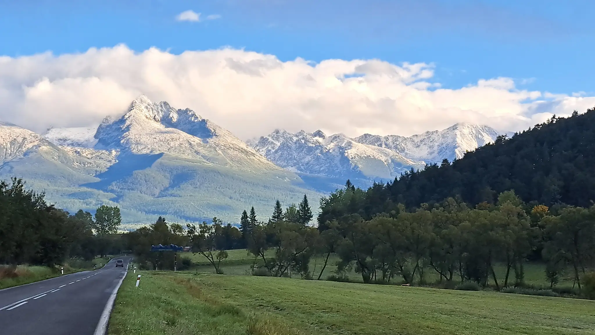 Na snímke zasnežené Vysoké Tatry spred obce Mengusovce