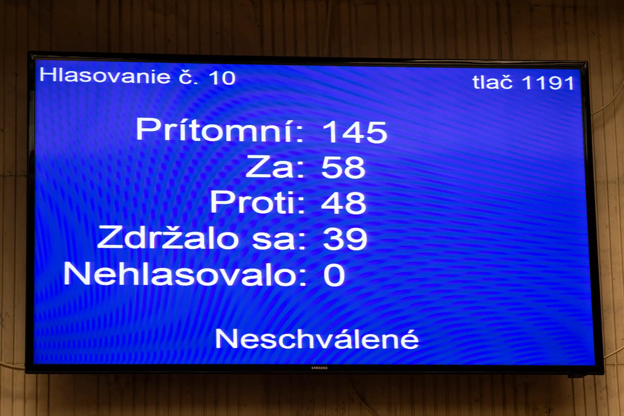 sveteľná tabuľa s výsledkom hlasovania o vyslovení nedôvery ministrovi vnútra Romanovi Mikulcovi (OĽaNO)
