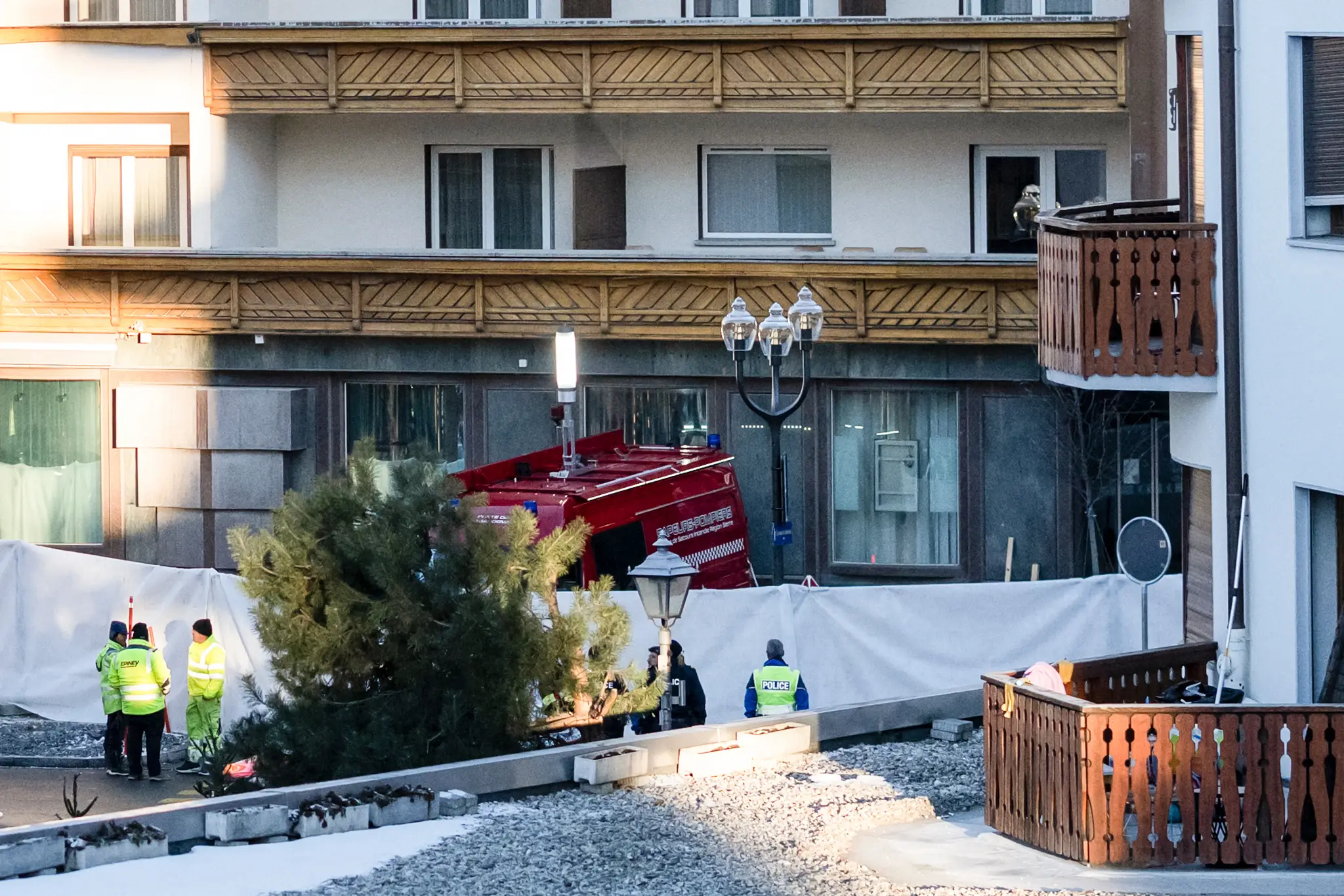 Požiar a explózia v lyžiarskom stredisku vo Švajčiarsku.