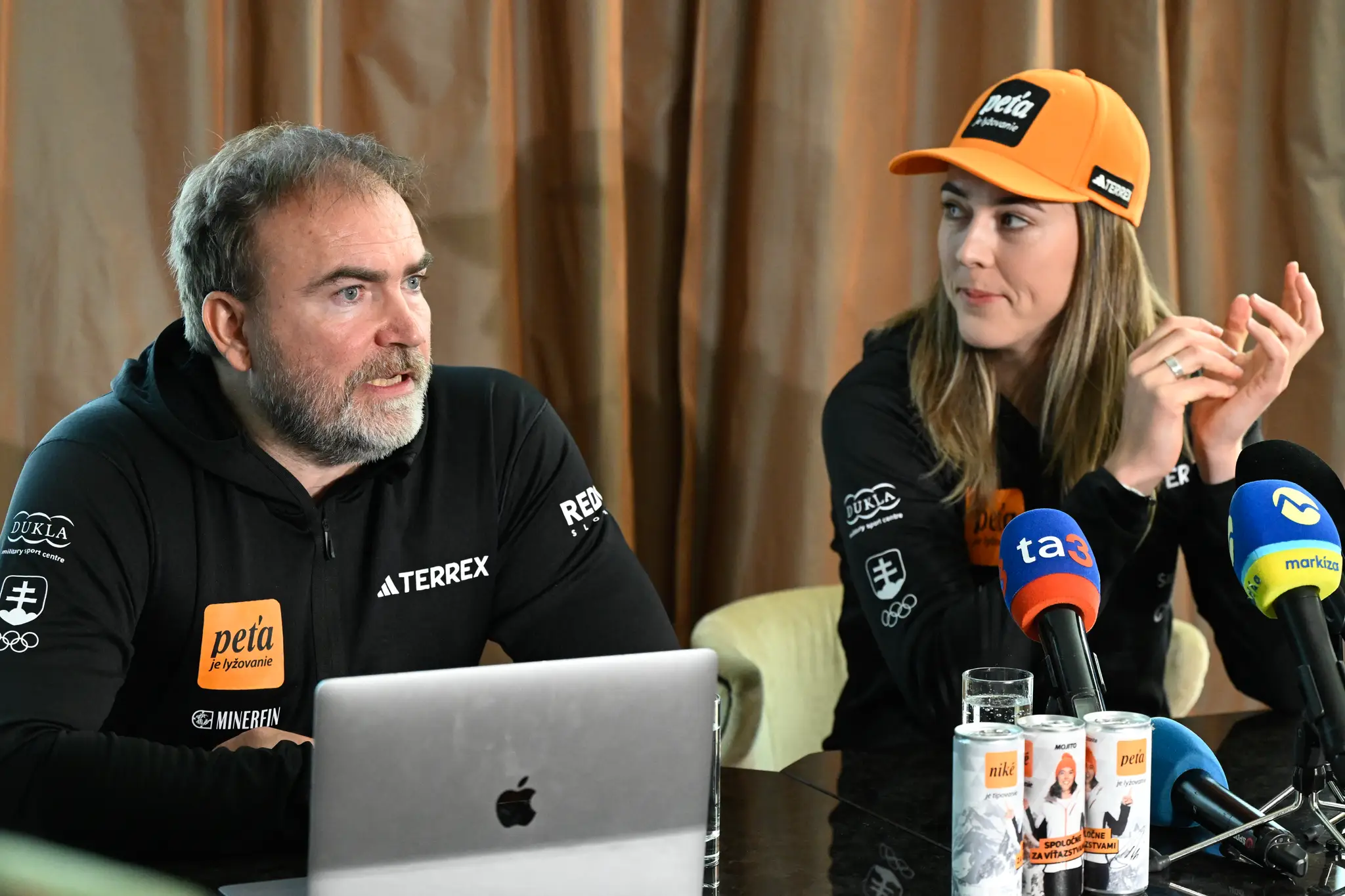 Petra Vlhová a jej manažér Richard Galovič (vľavo) počas mediálneho brunchu.