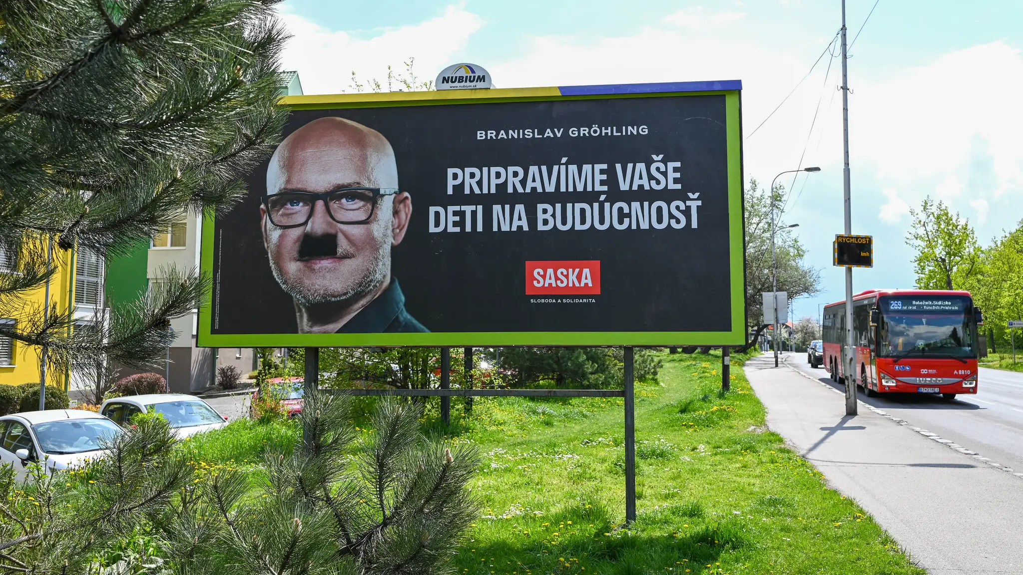 Pokreslené bilbordy hnutia OĽANO, SaS a Demokratov