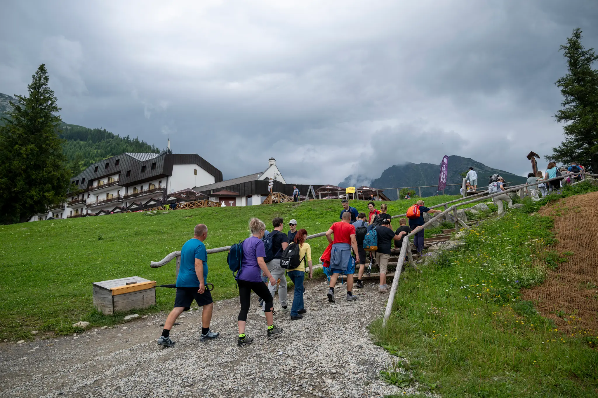 Na snímke turisti kráčajú od pozemnej lanovky na Hrebienok vo Vysokých Tatrách.